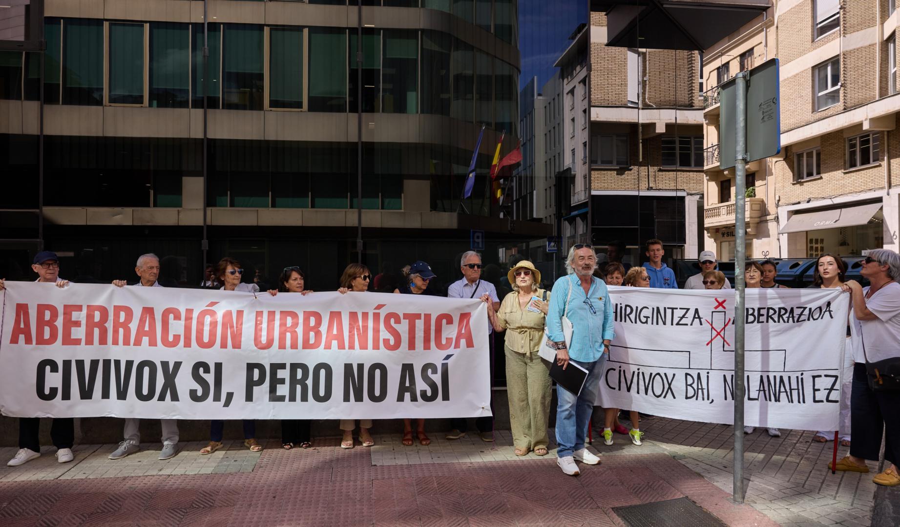 Vecinos que llevaron las firmas al Defensor del Pueblo con pancartas de protesta en la sedejesús garzaron
