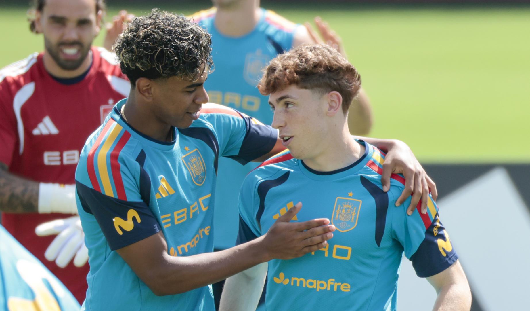 Víctor Muñoz y Lamine Yamal durante el entrenamiento de este lunes en Chattanooga