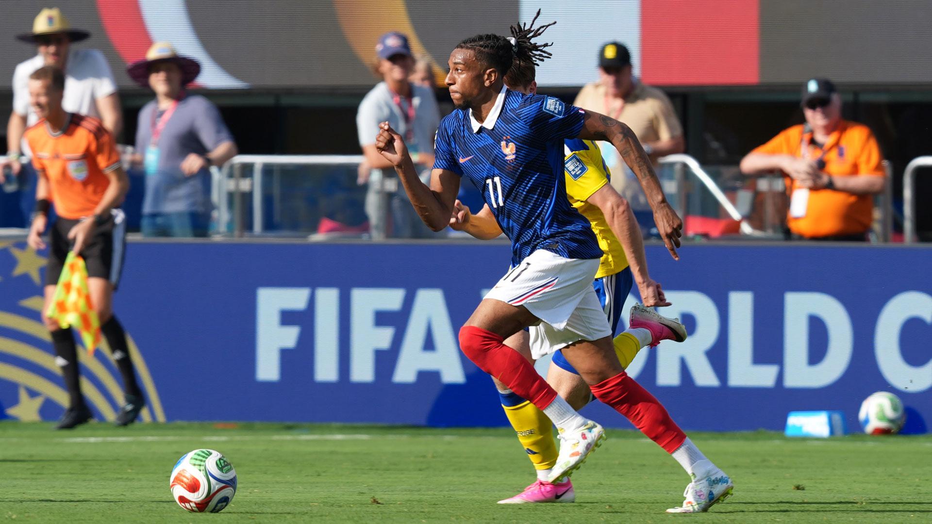 Michael Olise controla un balón en el partido de los dieciseisavos de final del Mundial de la FIFA 2026 entre Francia y Suecia