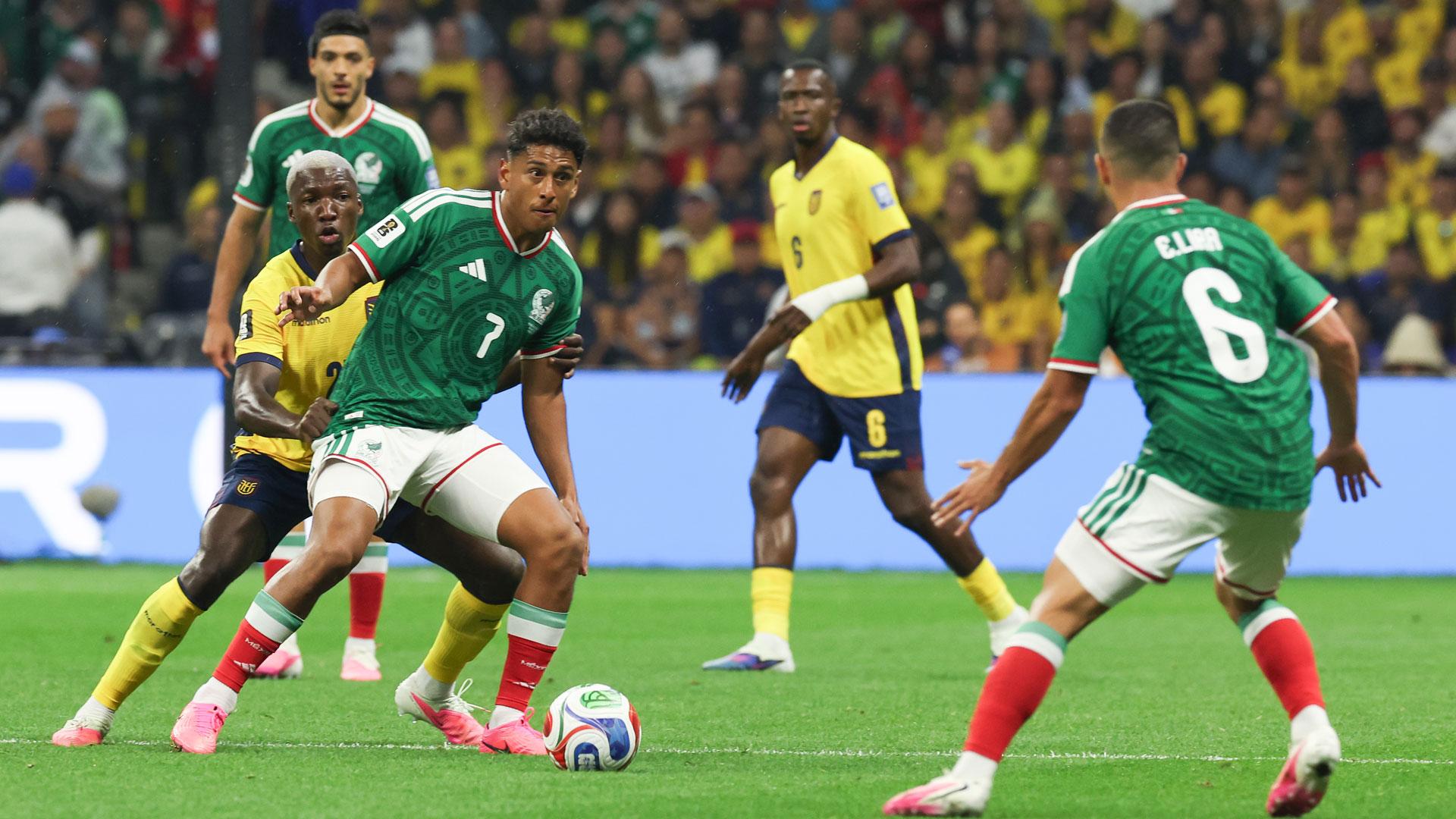 Luis Romo (3-i) de México disputa el balón con Nilson Angulo (2-i) de Ecuador en el partido de los dieciseisavos de final del Mundial