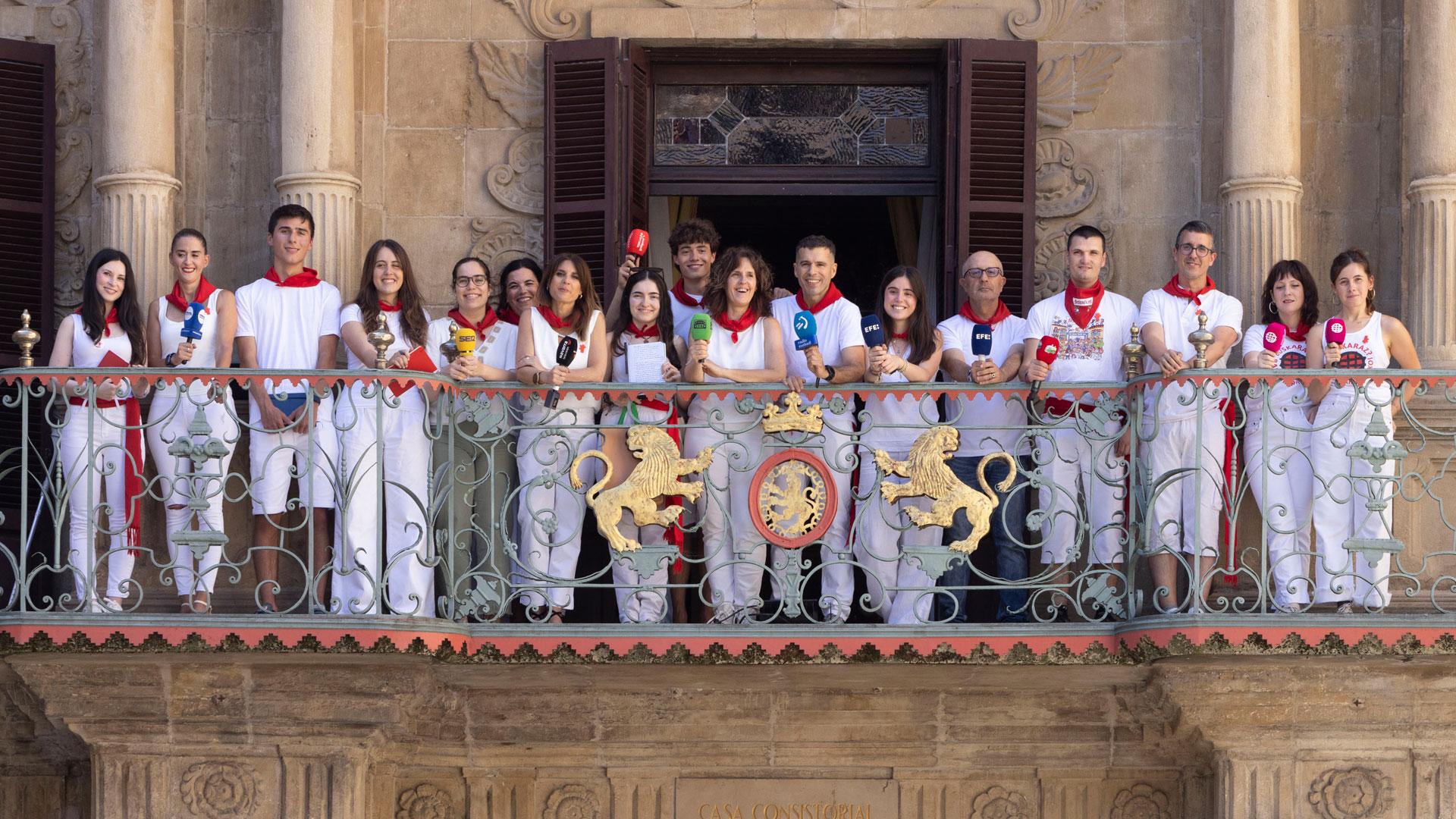 Profesionales de los medios de comunicación navarros posan en el balcón del Ayuntamiento de Pamplona para mostrar su compromiso contra las agresiones sexistas en San Fermín