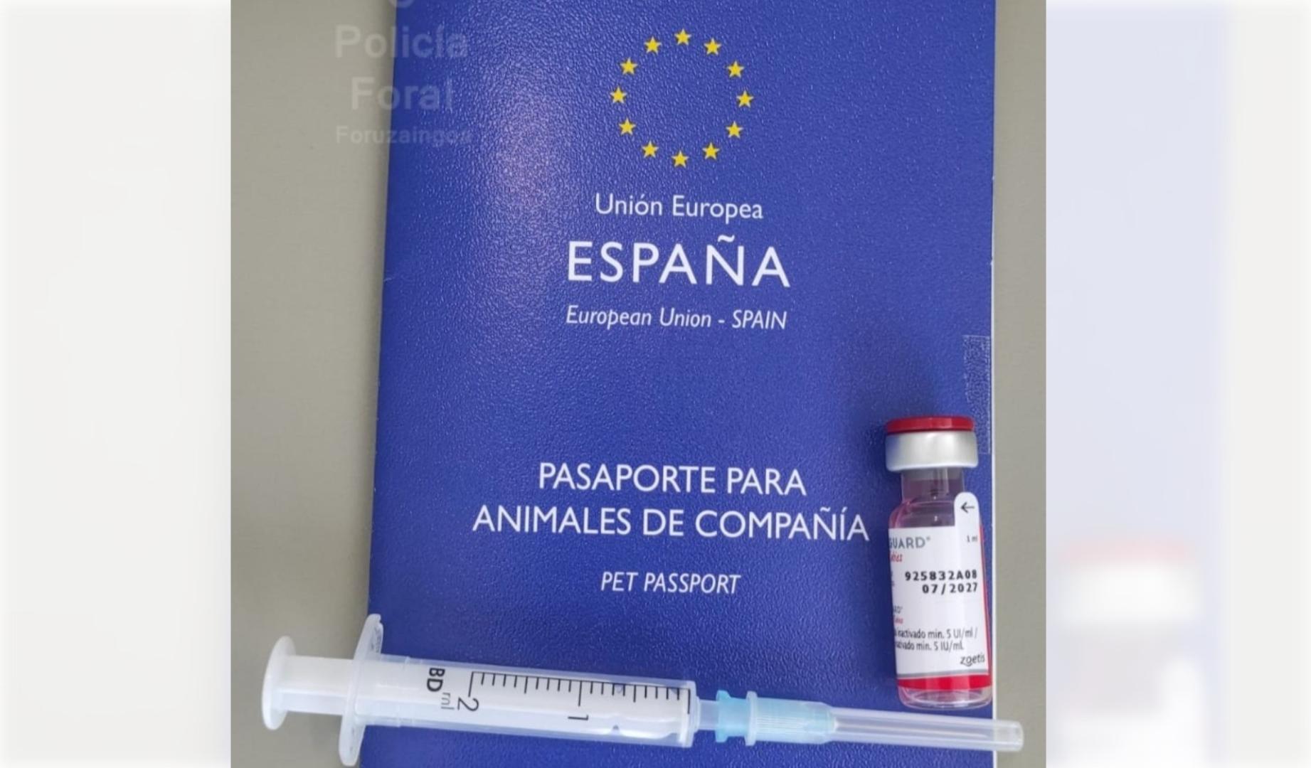 Un pasaporte de animales de compañía junto a una medicación