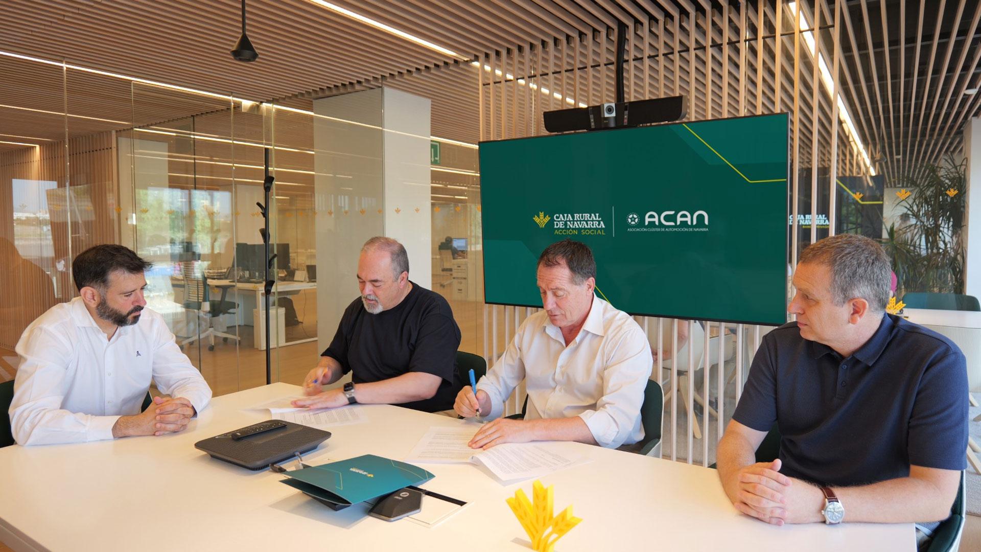 Juan Mari Ayechu Redín, en representación de Acción Social de Caja Rural de Navarra, y Roberto Lanaspa Martínez, presidente de ACAN, firman el convenio de colaboración