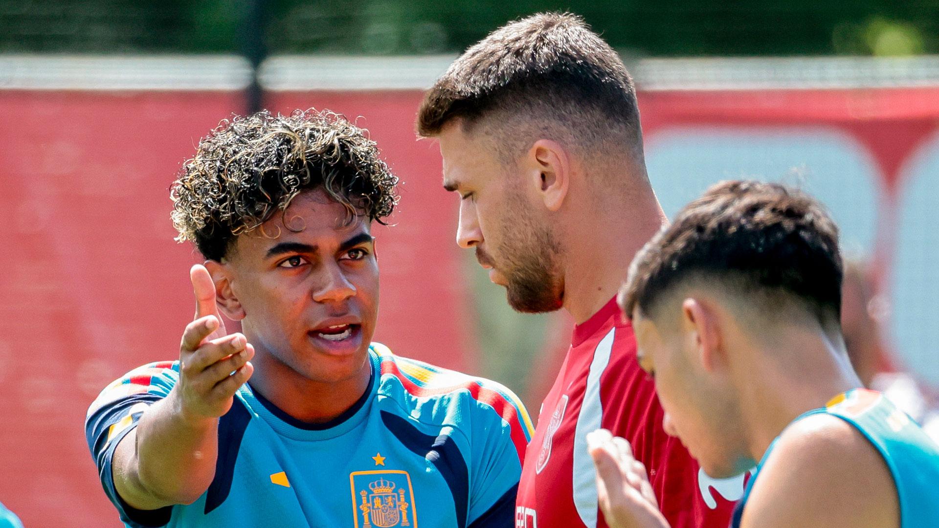 Los jugadores de la selección española Lamine Yamal (c) y Unai Simón (2d) durante el entrenamiento de este lunes