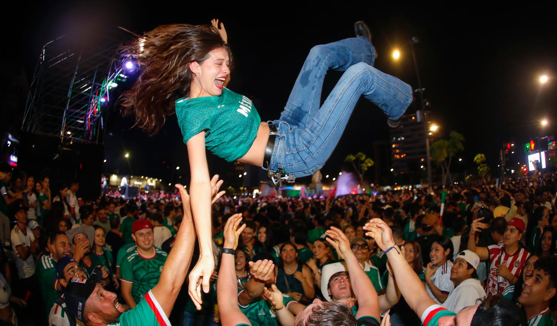 Aficionados de México celebran el triunfo del partido de los dieciseisavos de final del Mundial de la FIFA 2026 ante Ecuador este martes, en la Glorieta de la Minerva en Guadalajara, Jalisco