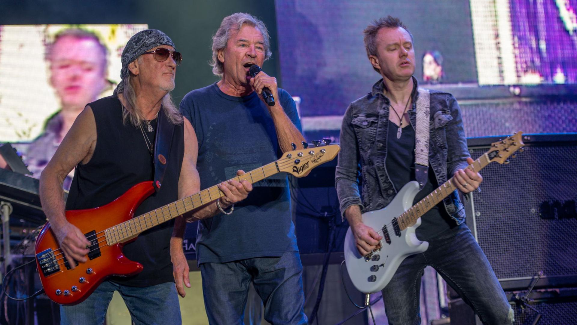 Roger Glover, Ian Gillan y Simon McBride en un concierto de Deep Purple.