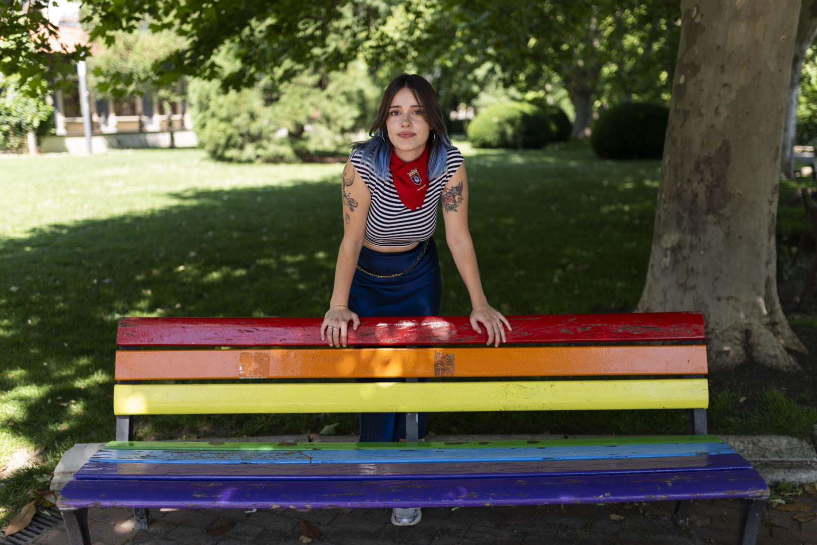 Marta Garatea, en el banco con los colores LGTBI del parque de la Media Luna
