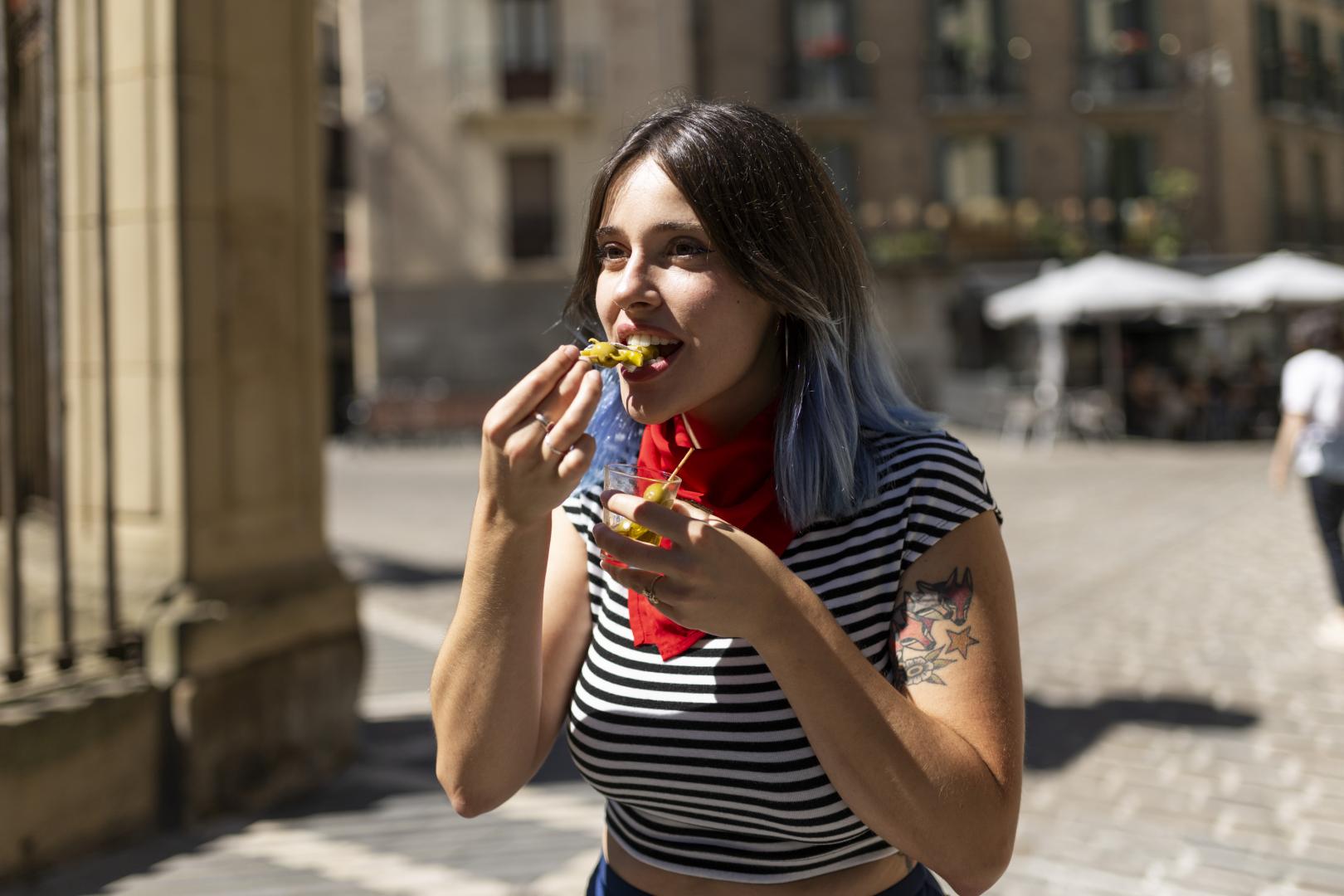 Marta Garatea, con una gilda del Bar Amatxo, junto a la catedral de Pamplona