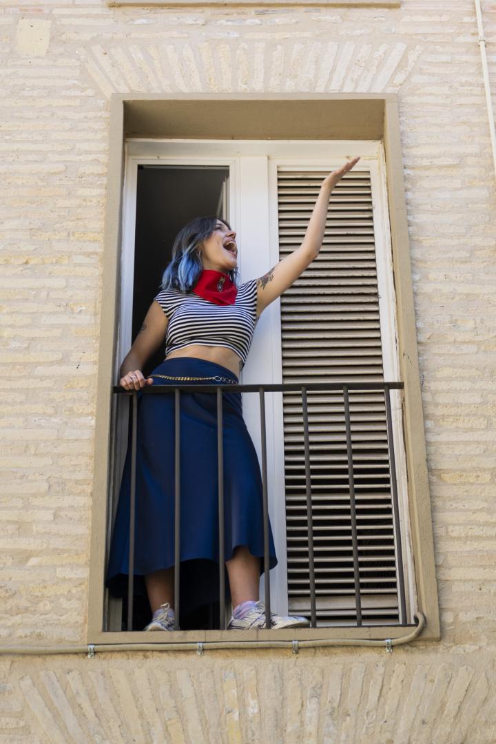 Marta Garatea emula a una jotera en un balcón del Casco Viejo pamplonés