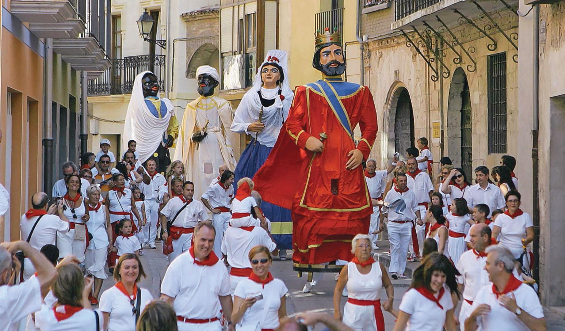 Los gigantes viejos en una salida durante las fiestas de Estella hace años.