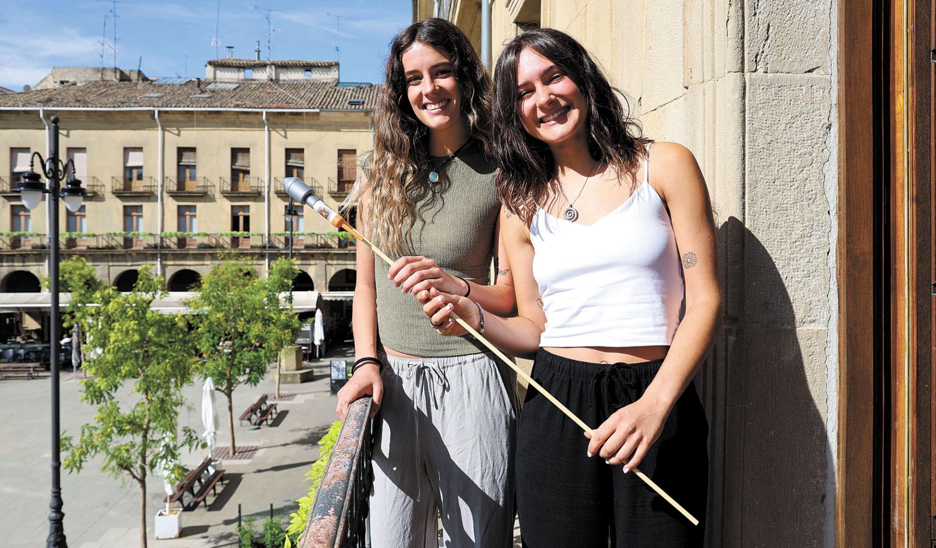 Lucía Goldaracena Garro (izda.) y Paula Ros Flamarique con el cohete que lanzará El Empuje.