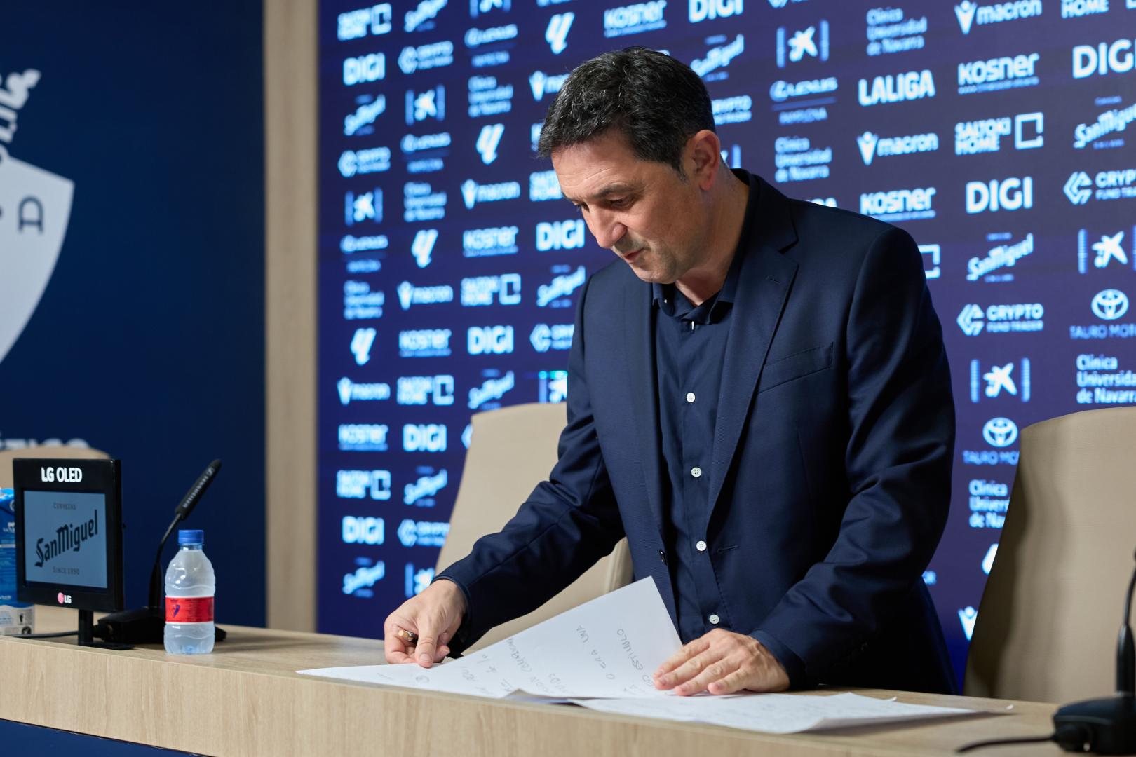 Braulio Vázquez repasa sus notas antes de una conferencia de prensa