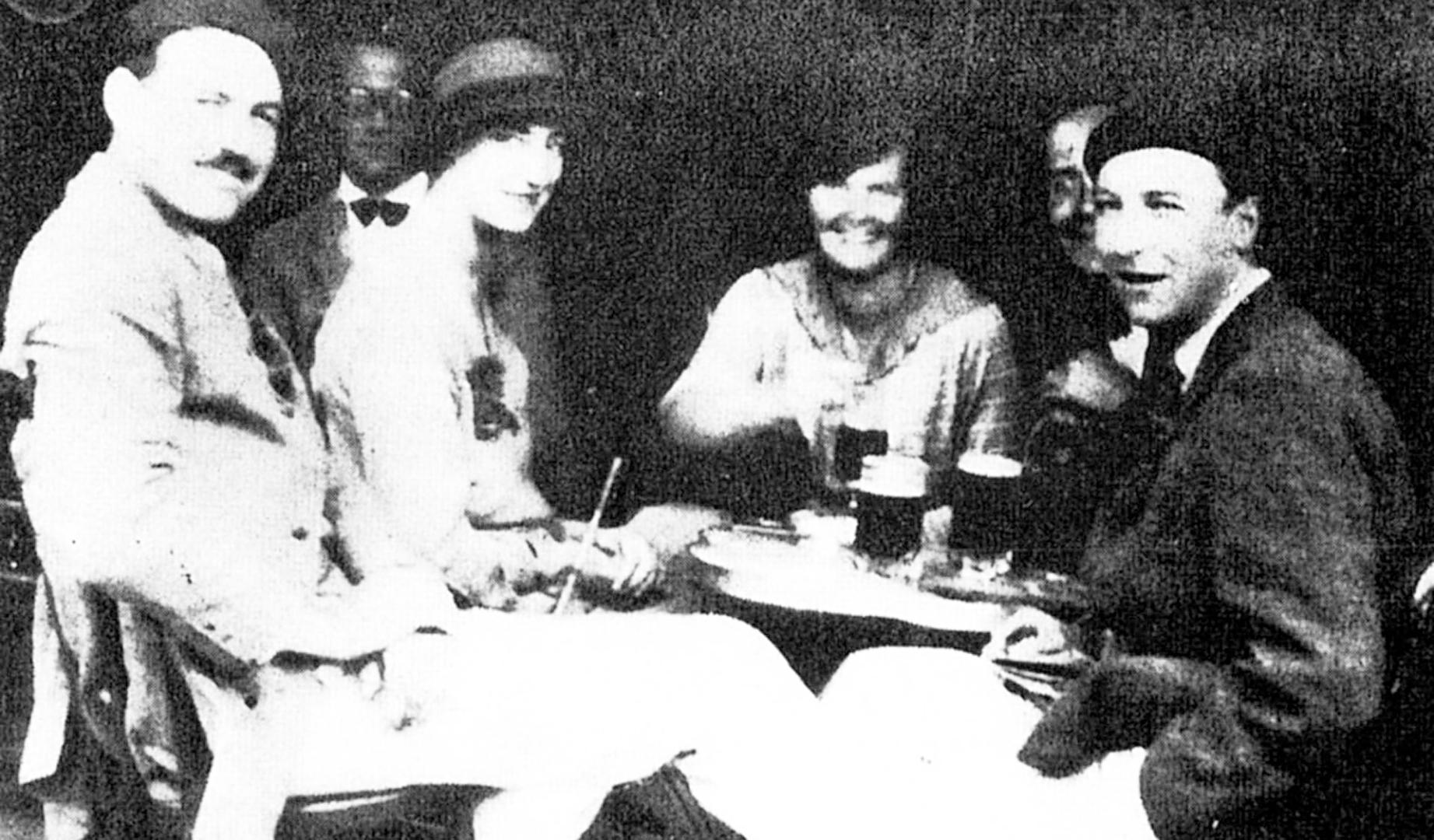 De izq. a dcha.: Ernest Hemingway, Harold Loeb, Duff Twysden, Hadley Richardson, Donald Ogden Stewart y Patrick Guthrie. La imagen es de los Sanfermines de 1925