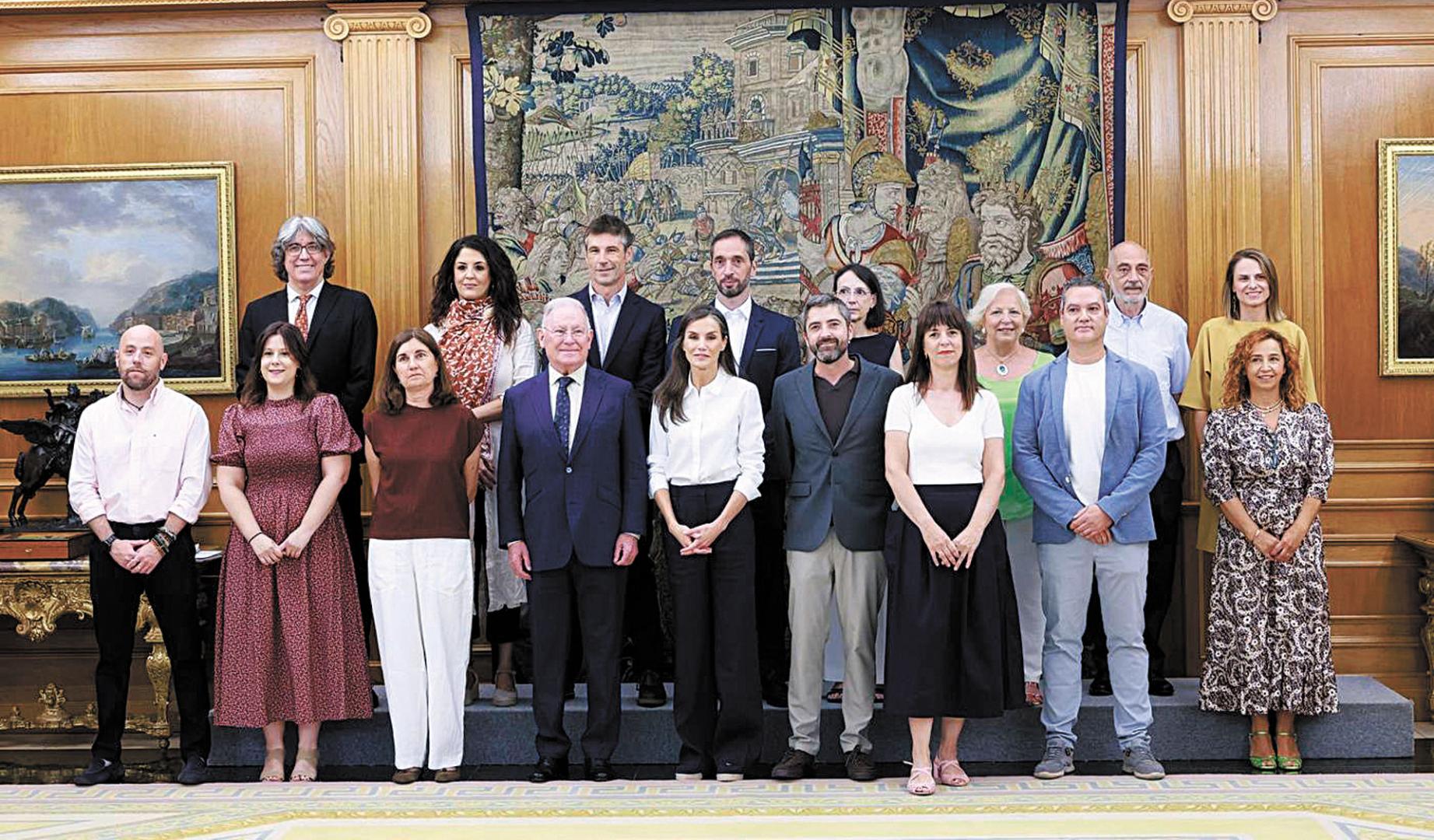 Gabriel González, fila superior tercero por la izquierda, con el resto de representantes recibidos por la reina Letizia, en el centro.
