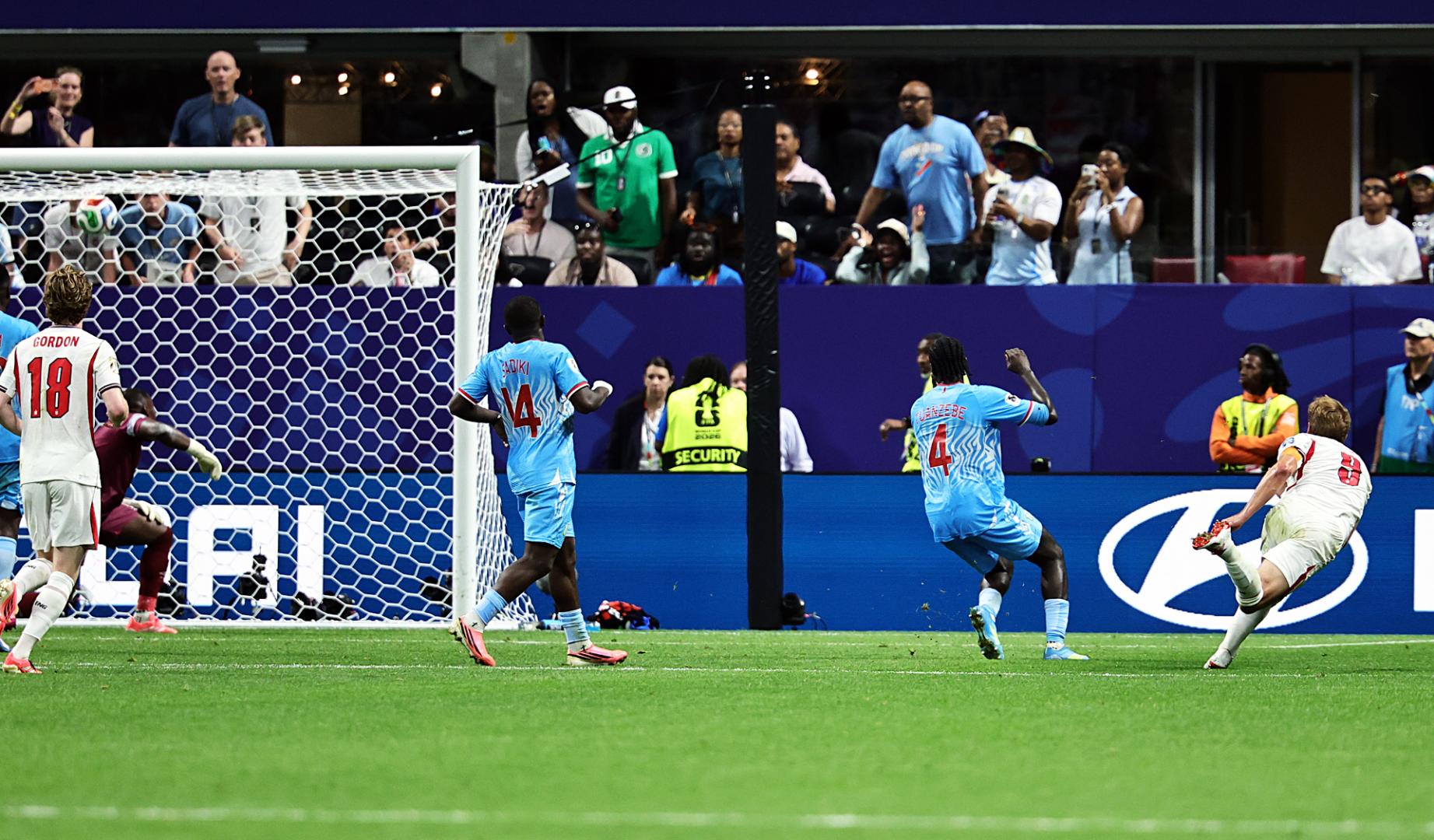 Momento en el que Harry Kane lanza el derechazo que supuso el 2-1 y la remontada de Inglaterra contra la República Democrática del Congo