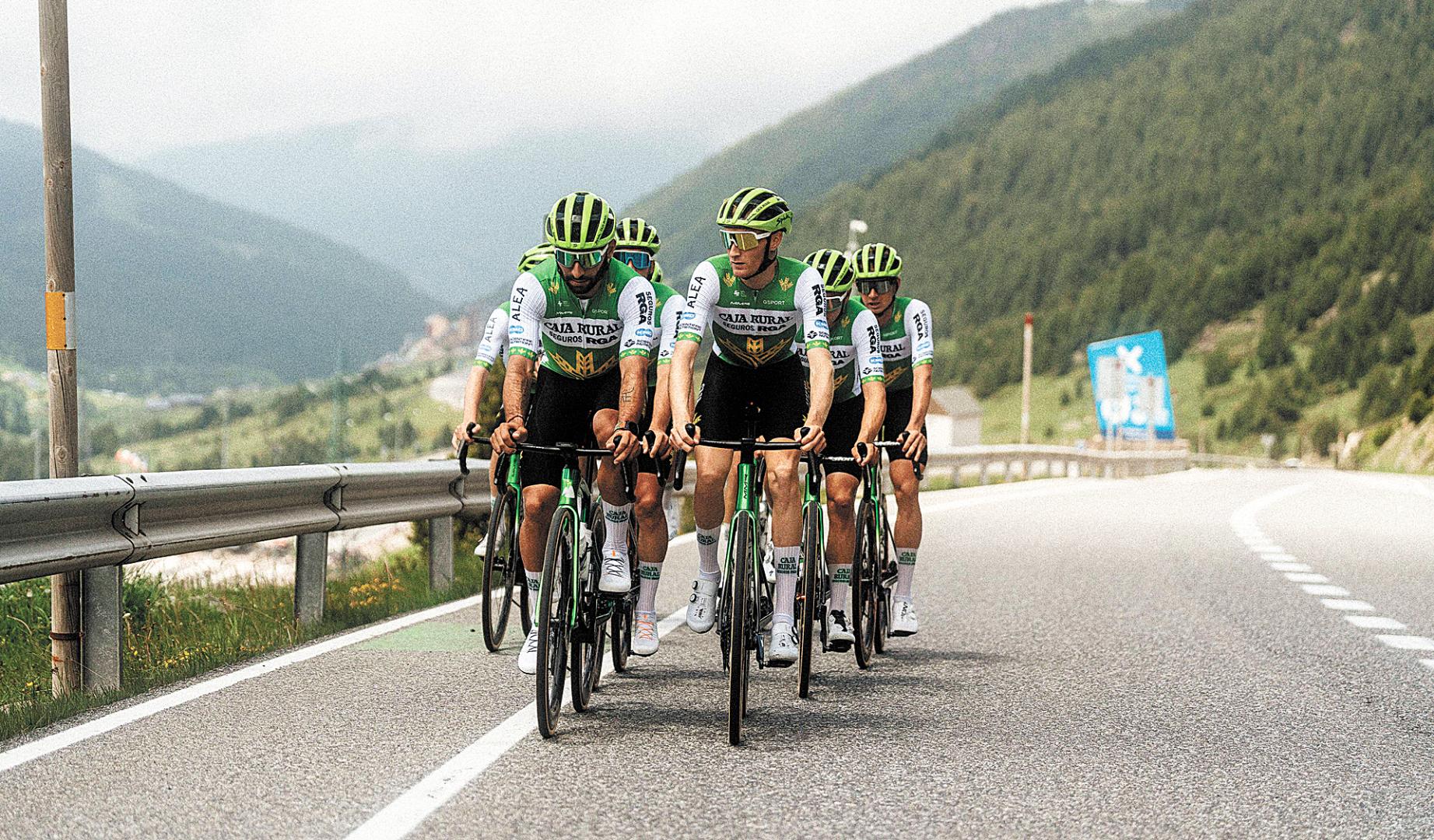 Por grupos, los ciclistas del Caja Rural han preparado el Tour concentrados en altura en Andorra desde el 18 de mayo