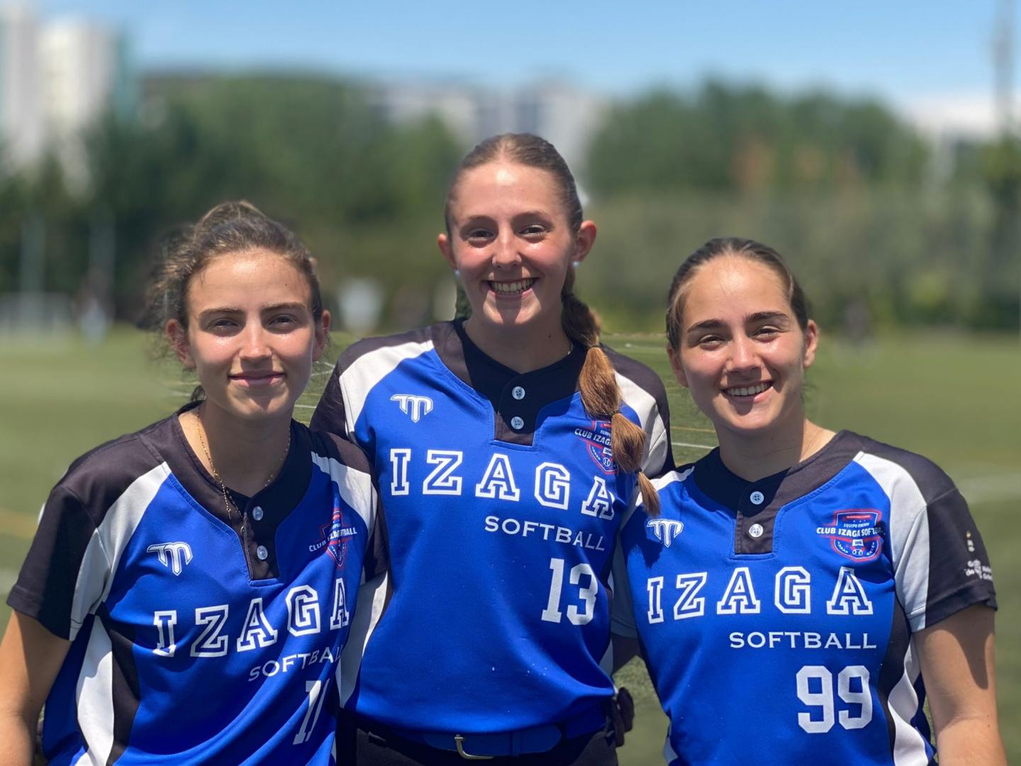 Leyre Echeverría, Claudia Alonso e Iranzu Astrain, de Izaga.