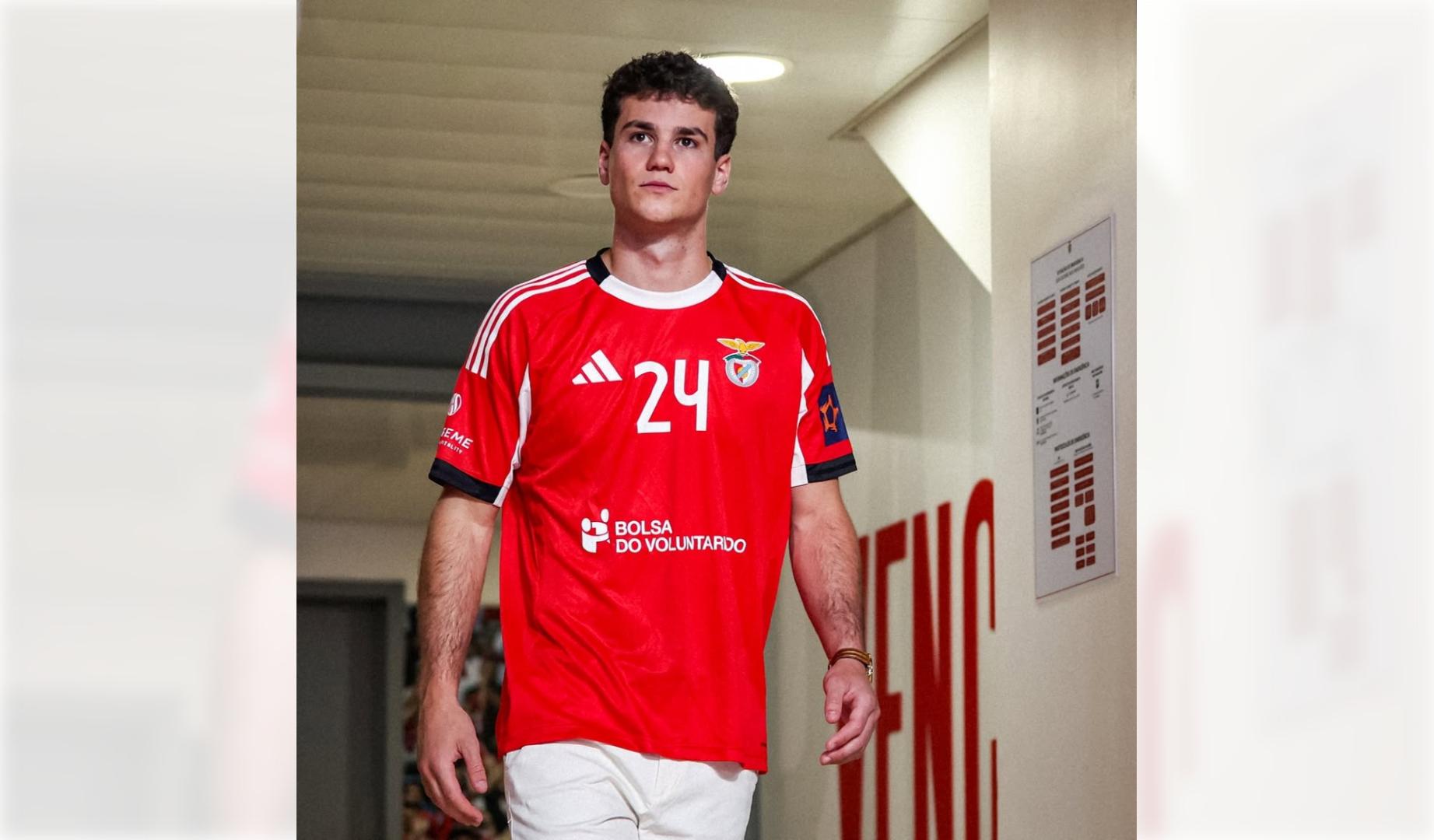 Ander Izquierdo, saliendo del vestuario del SL Benfica, club portugués en el que seguirá jugando los próximos años