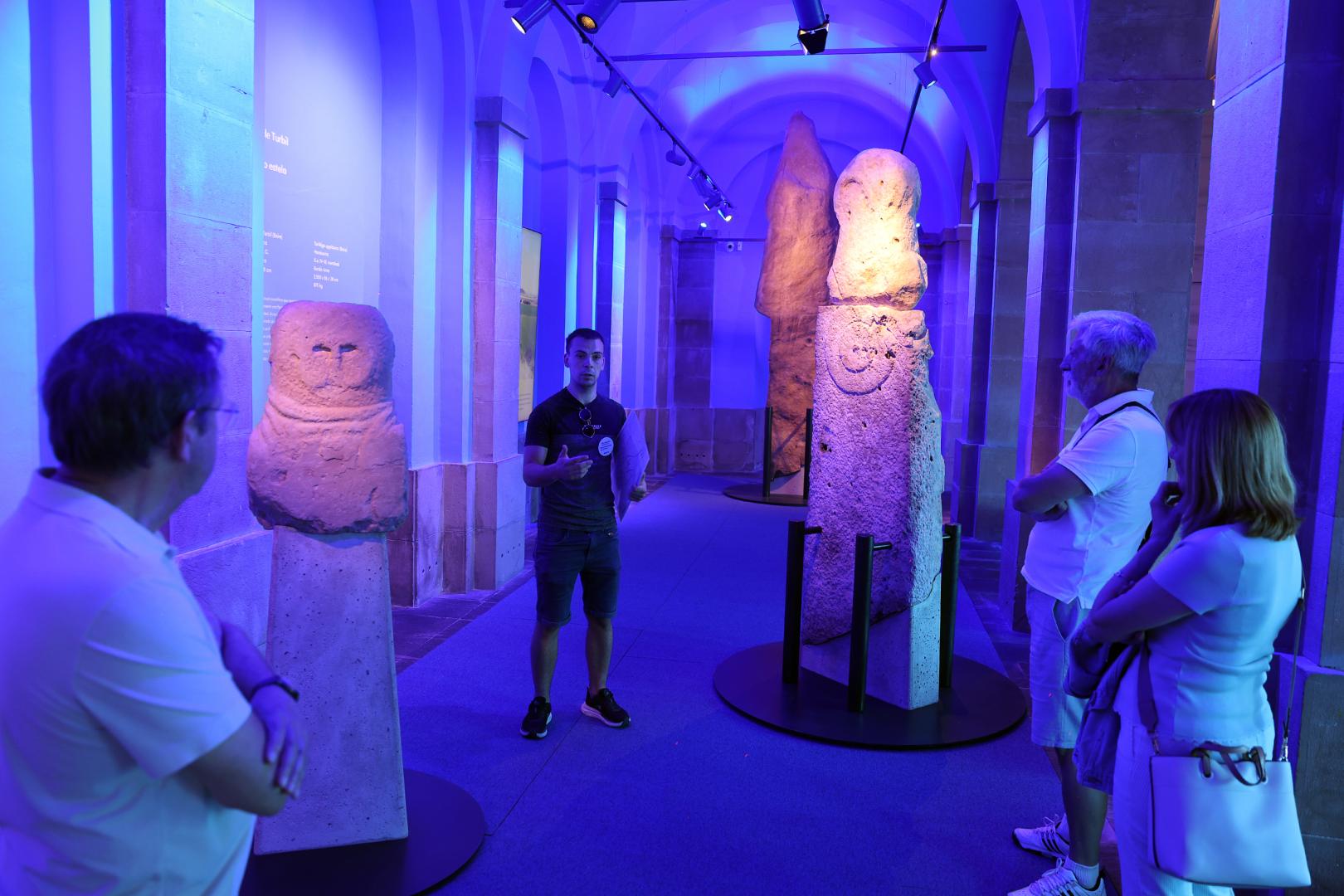 El estudiante de Historia del Arte, Xabier Urman Iriarte, ayer, en la primera visita acompañada del verano, en el Museo de Navarra, ante los Gigantes de Piedra.