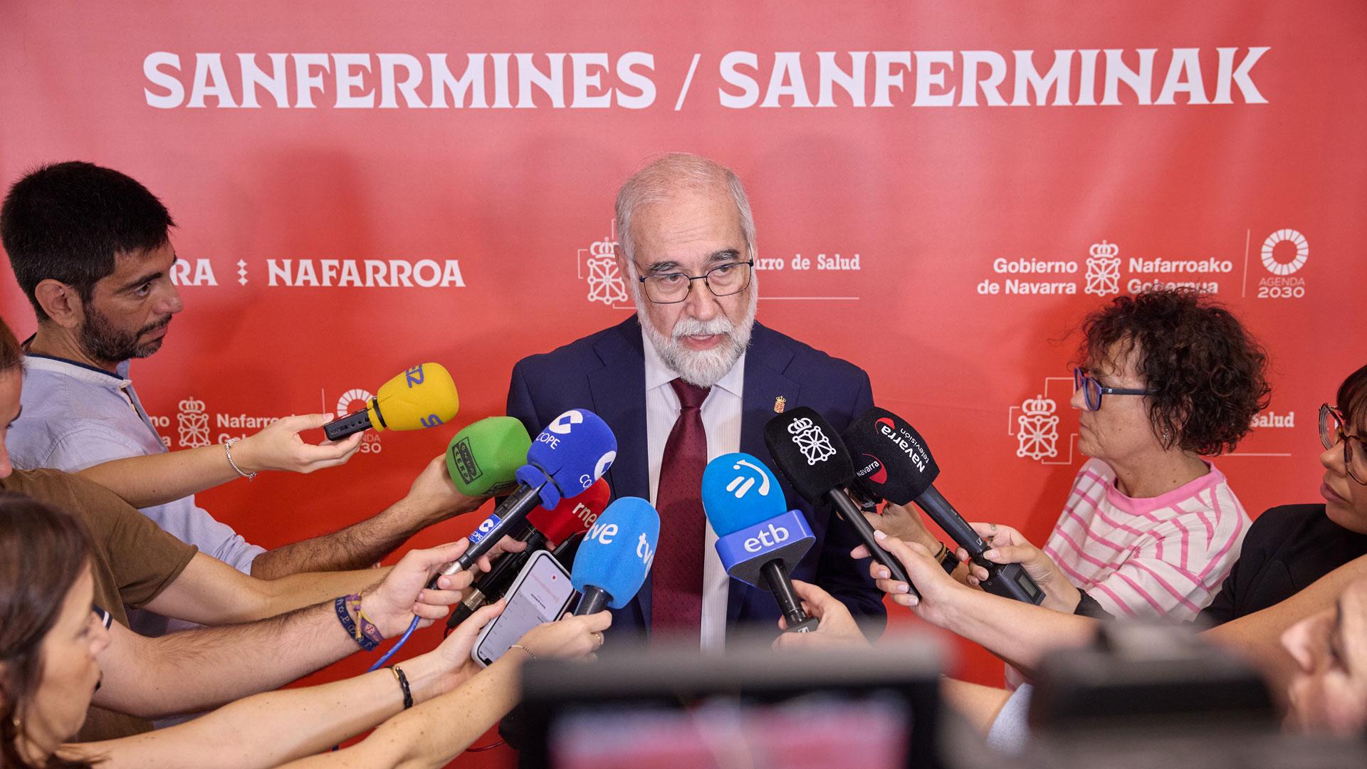 El consejero Fernando Domínguez atiende a los medios tras la reunión del dispositivo sanitario
