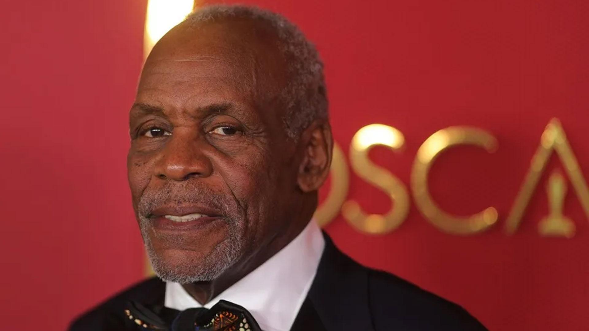 Fotografía de archivo del actor Danny Glover en la alfombra roja de la ceremonia de los Premios de los Gobernadores en Los Ángeles