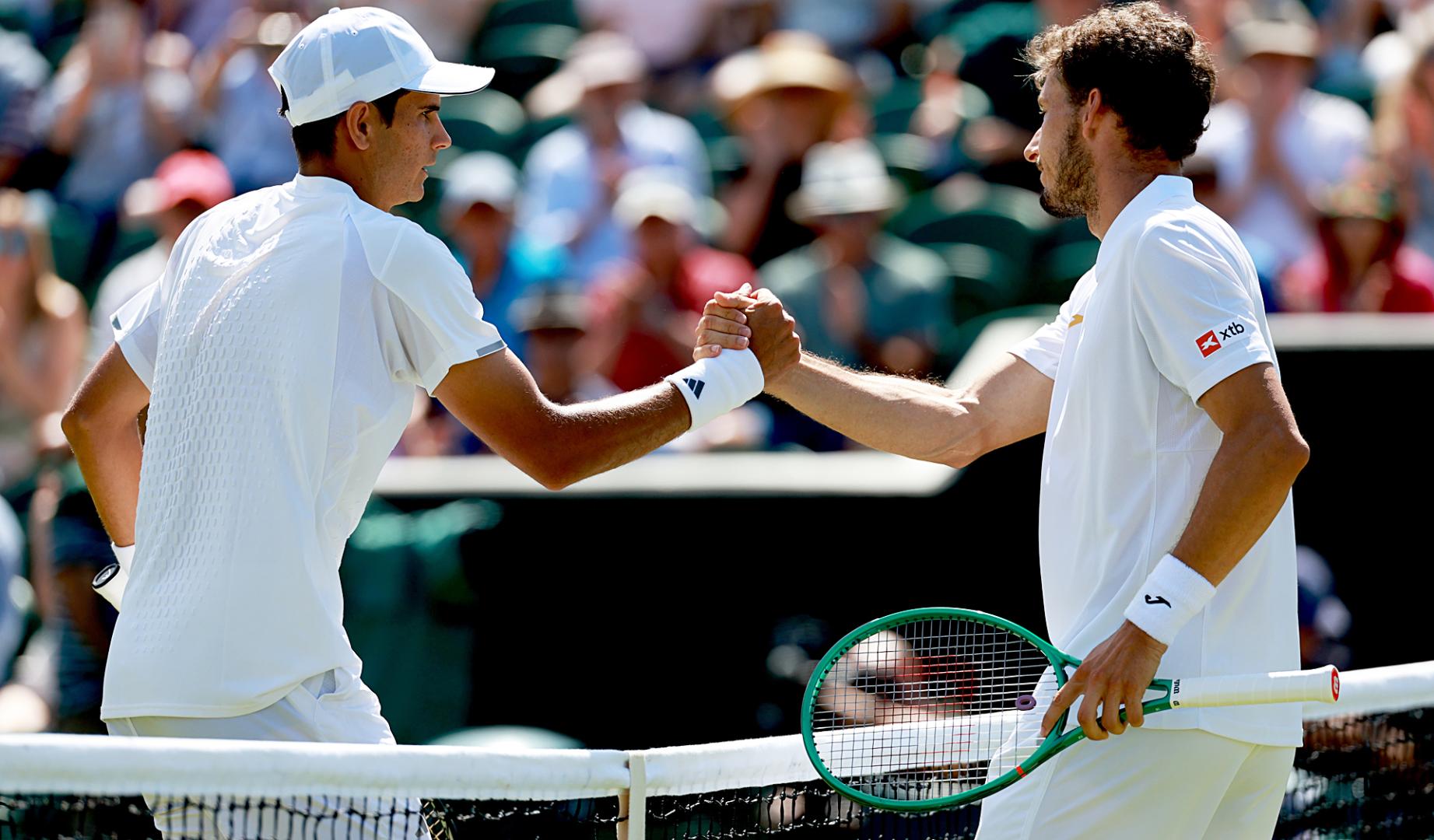 Rafael Jodar (izda) saluda a Pablo Carreño al finalizar el choque entre ambos en Wimbledon