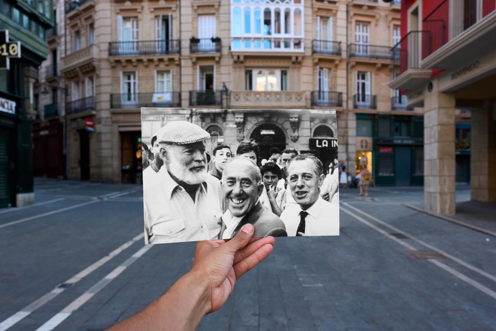 Imagen de los Sanfermines de 1959 junto a los soportales de la entonces Diputación, hoy Gobierno de Navarra