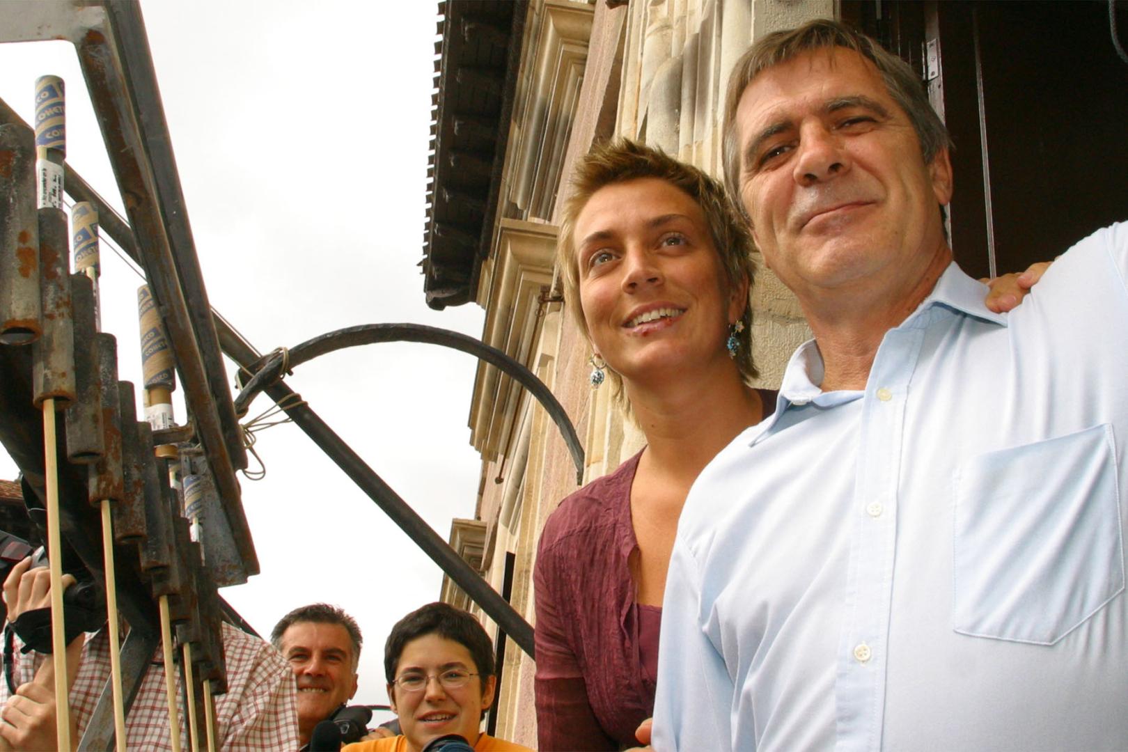 En la imagen. junto a la entonces edil Virginia Alemán, Miguel Eraso cuando lanzó el cohete de fiestas de Santiago.