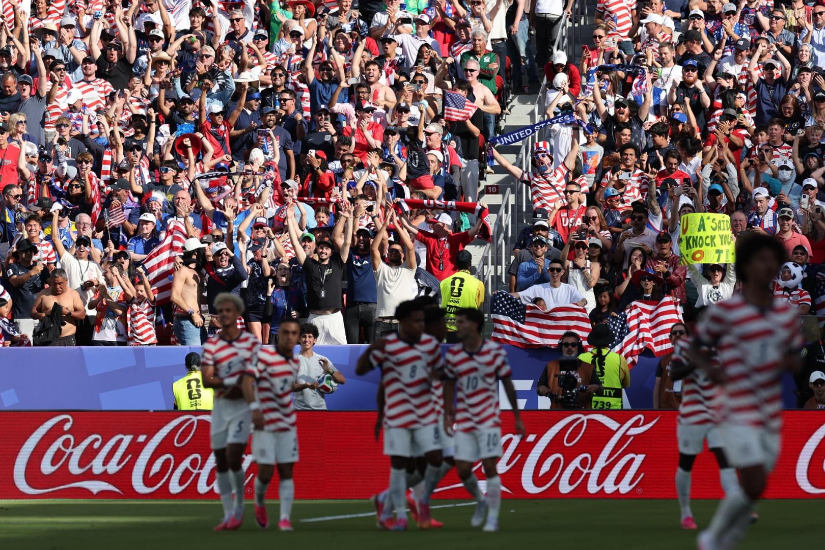 Jugadores y aficionados de Estados Unidos celebran uno de los goles ante Bosnia