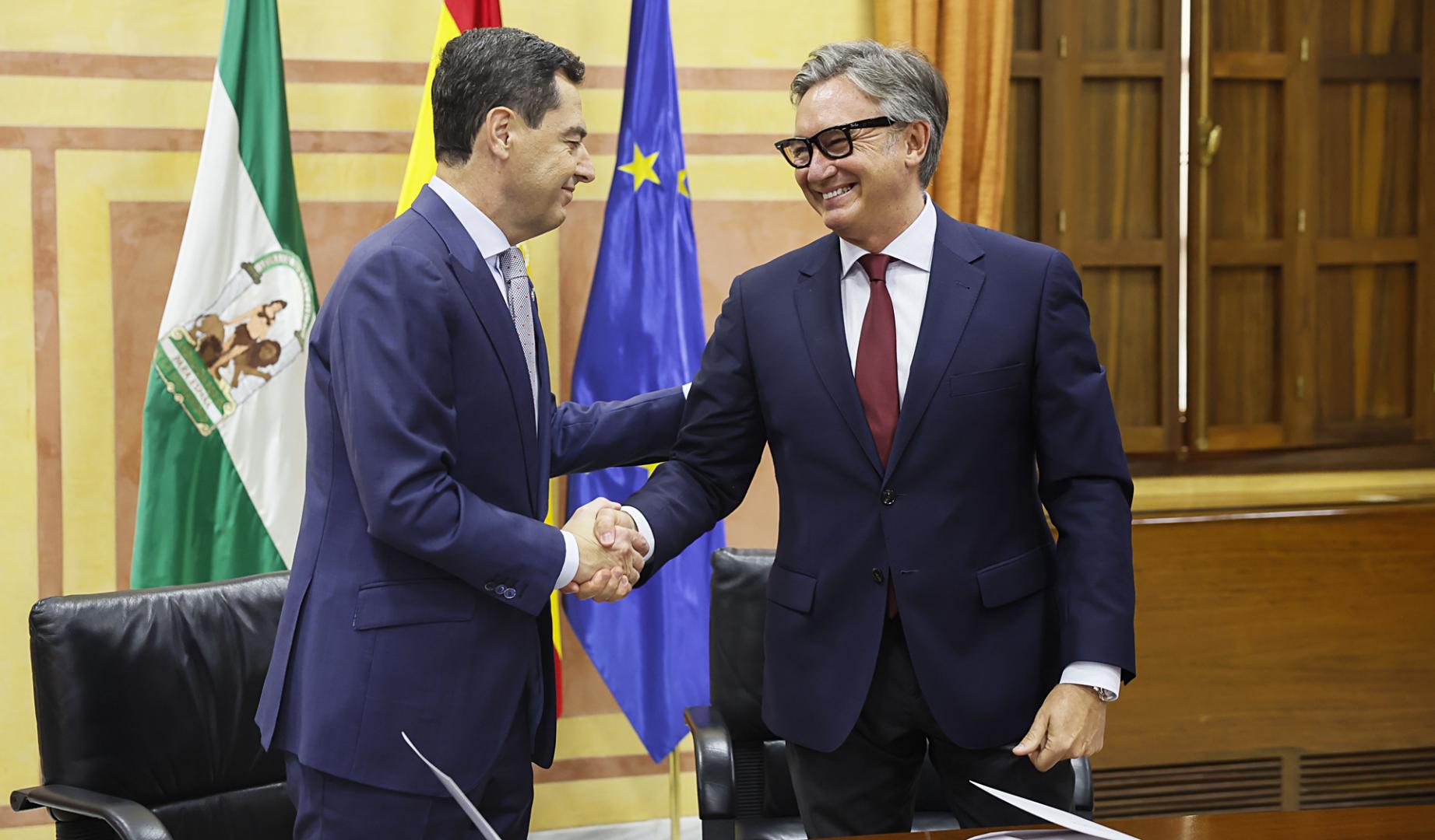 El candidato a la investidura y líder de los populares andaluces, Juanma Moreno, y el líder de Vox en la comunidad, Manuel Gavira, durante la firma del "acuerdo de gobierno y estabilidad"
