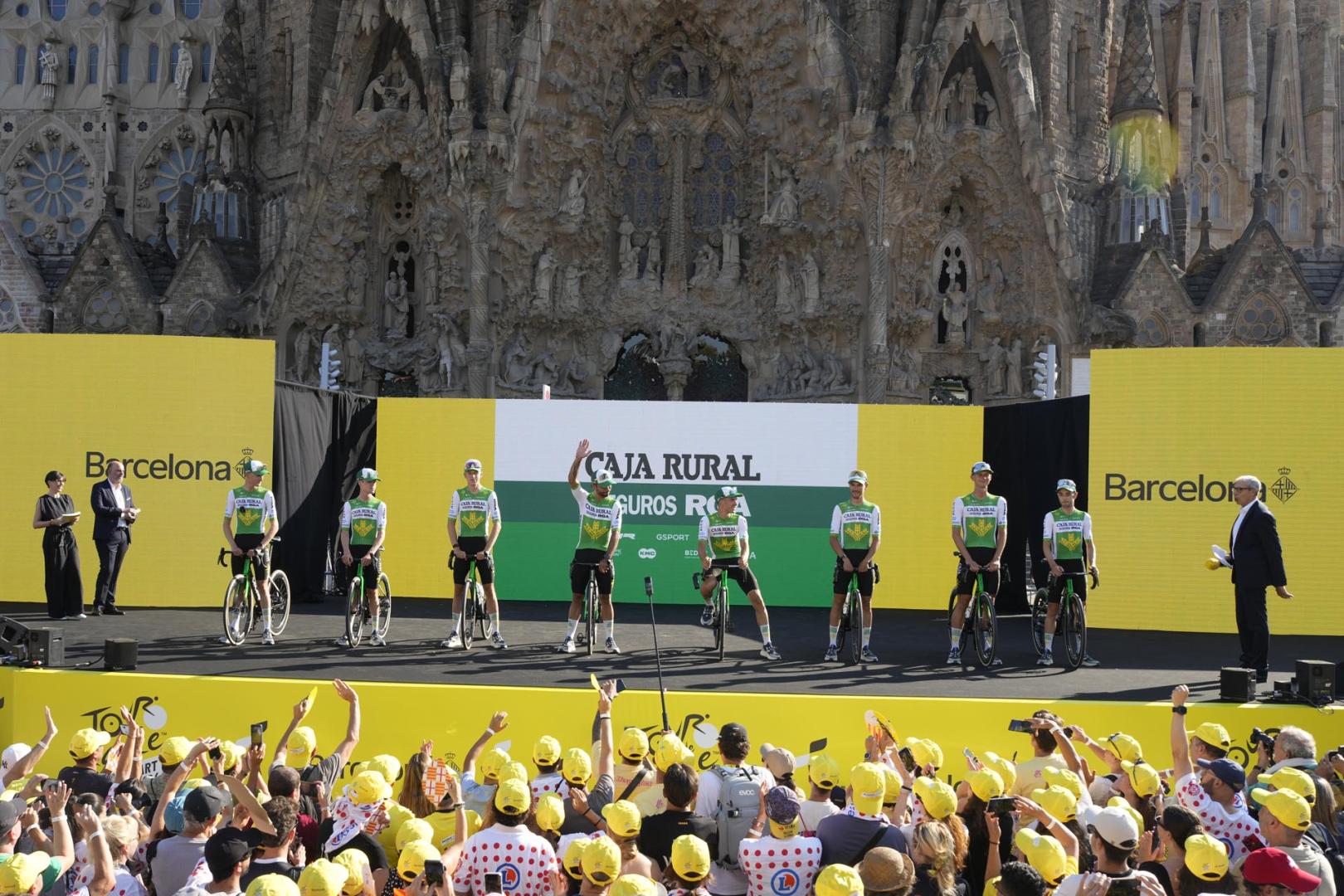 El conjunto navarro Caja Rural-Seguros RGA, que debuta en el Tour, en la presentación este jueves en Barcelona