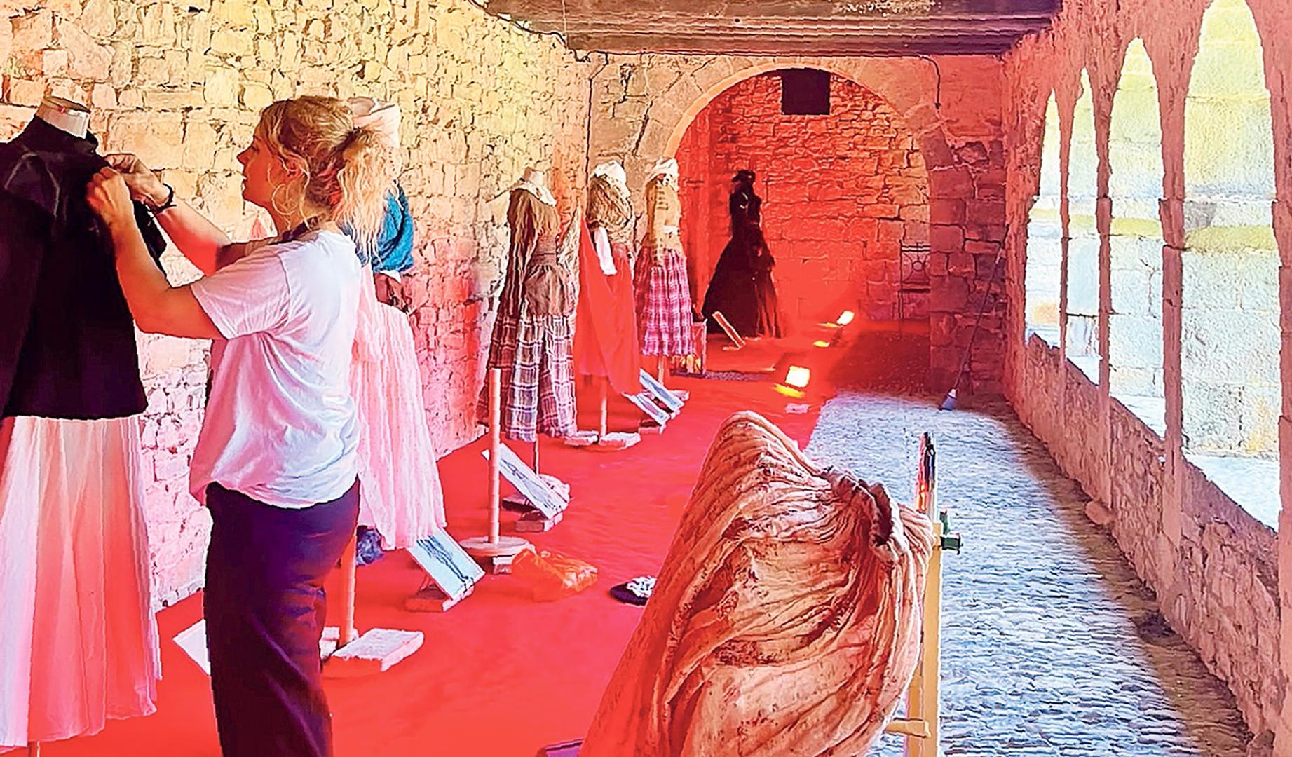 La diseñadora Edurne Ibáñez ultima los detalles de la exposición de vestuario en el claustro de Santa Fe