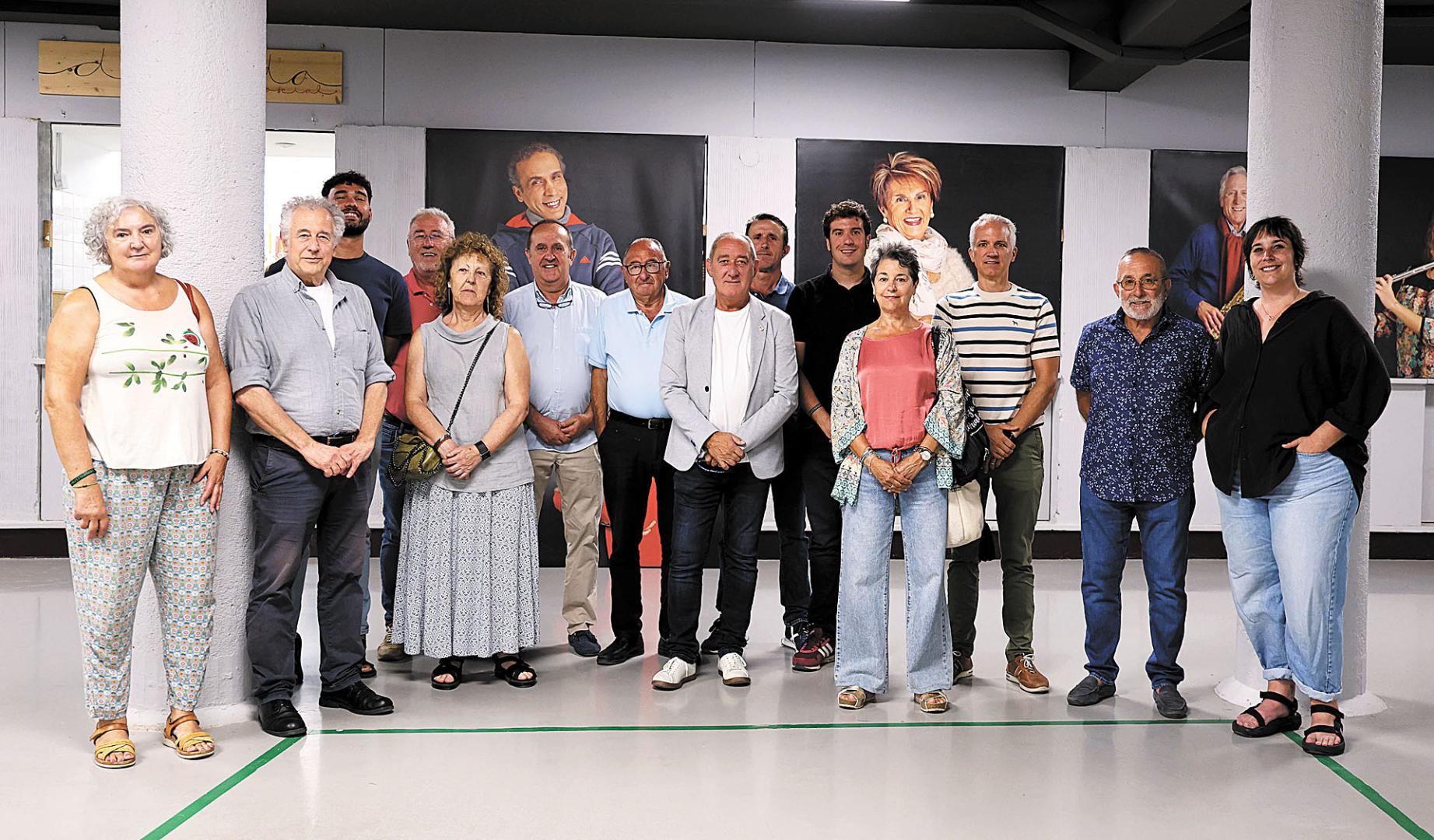 Antiguos trabajadores, ex presidentes y representantes hoy de Mairaga en la presentación
