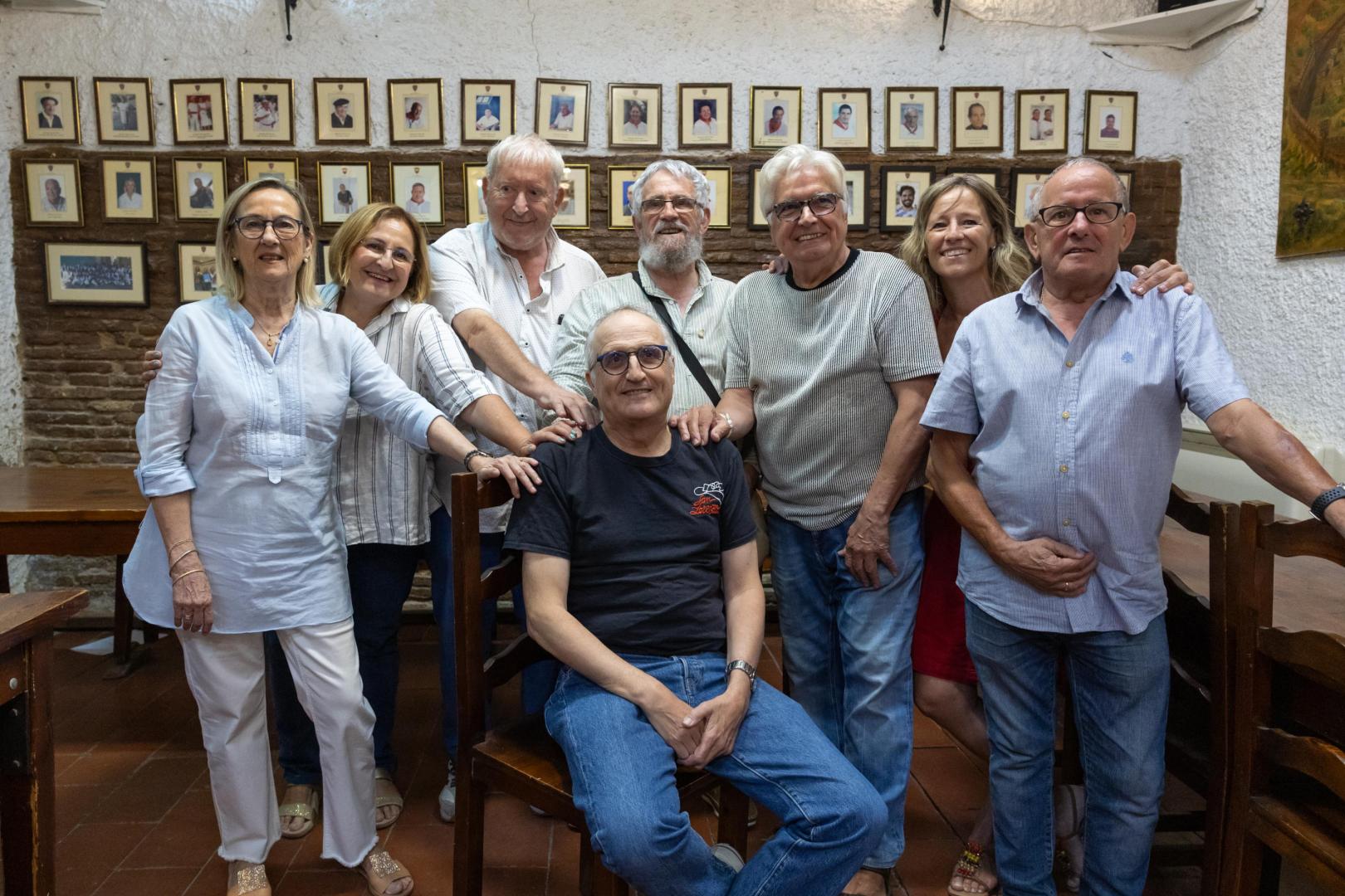 Juan Sainz, Tudelano Popular 2026, sentado y rodeado de otros homenajeados en ediciones anteriores