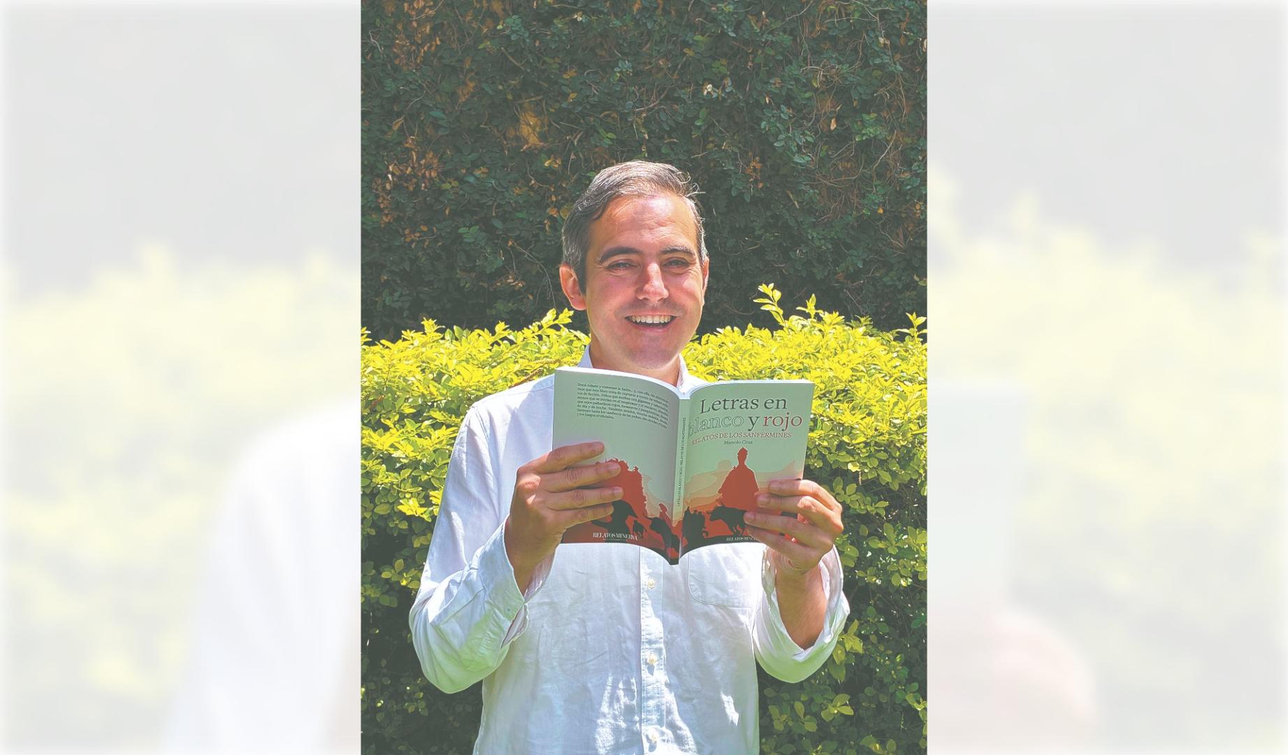 Manolo Cruz muestra la portada de su libro