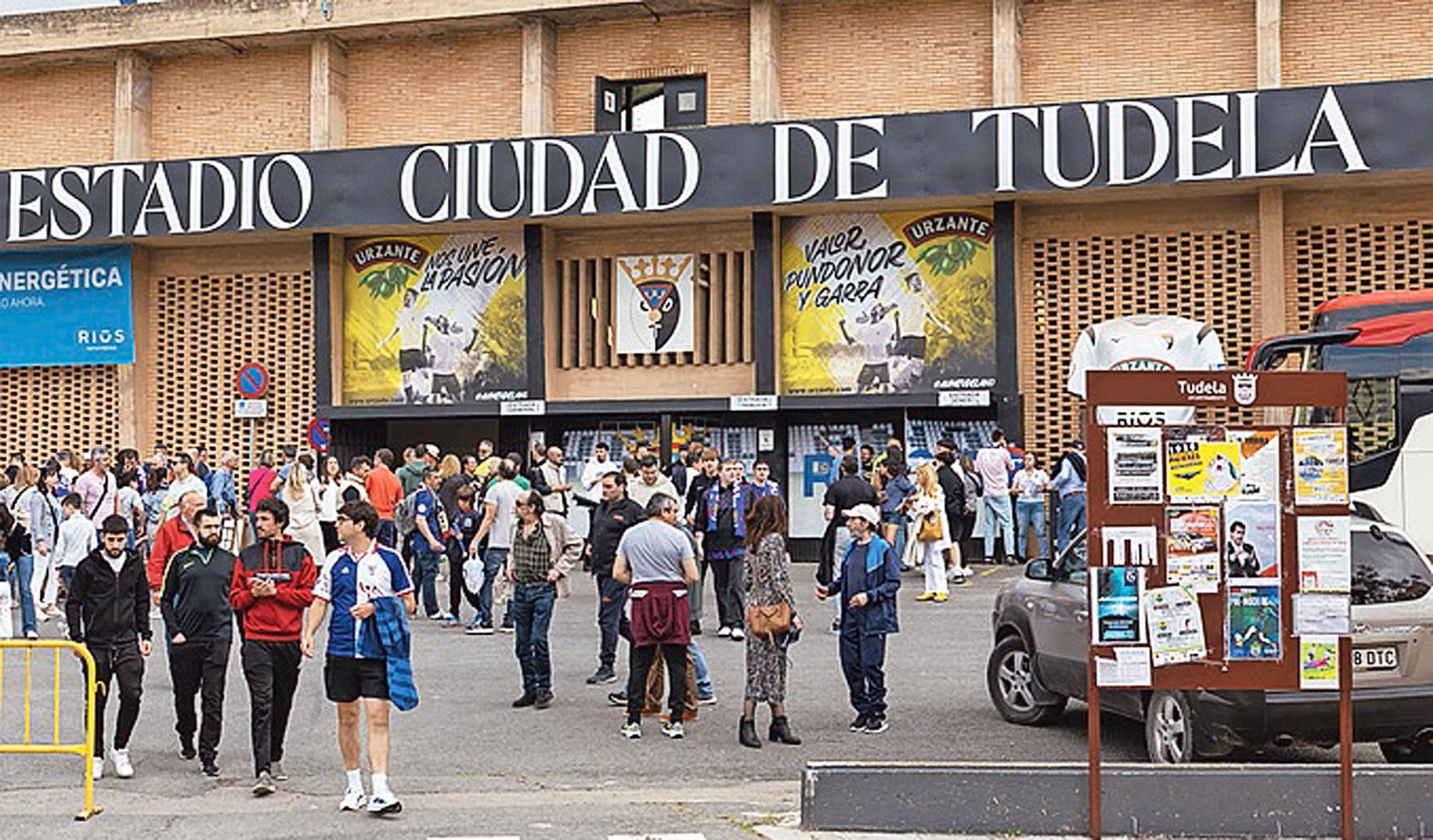 Acceso al estadio Ciudad de Tudela, donde juega el Tudelano
