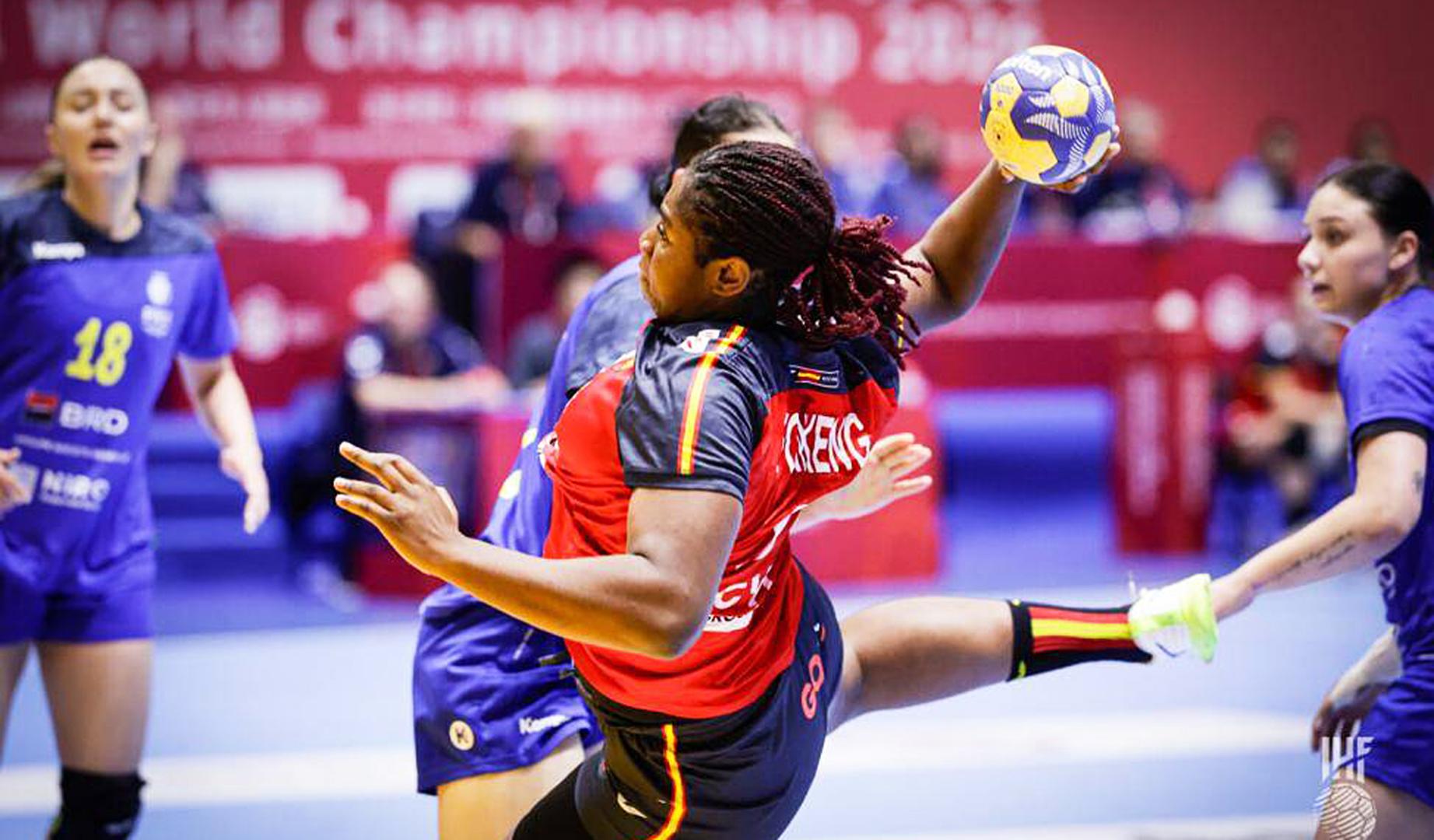 La pivote navarra Kelly Fonkeng, en un duelo pasado del Mundial
