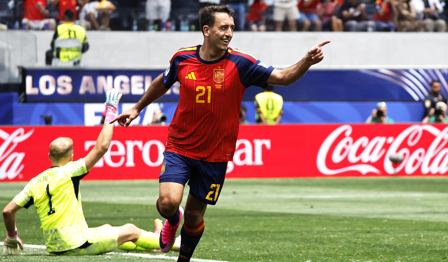 Mikel Oyarzabal celebra uno de los goles a Austria