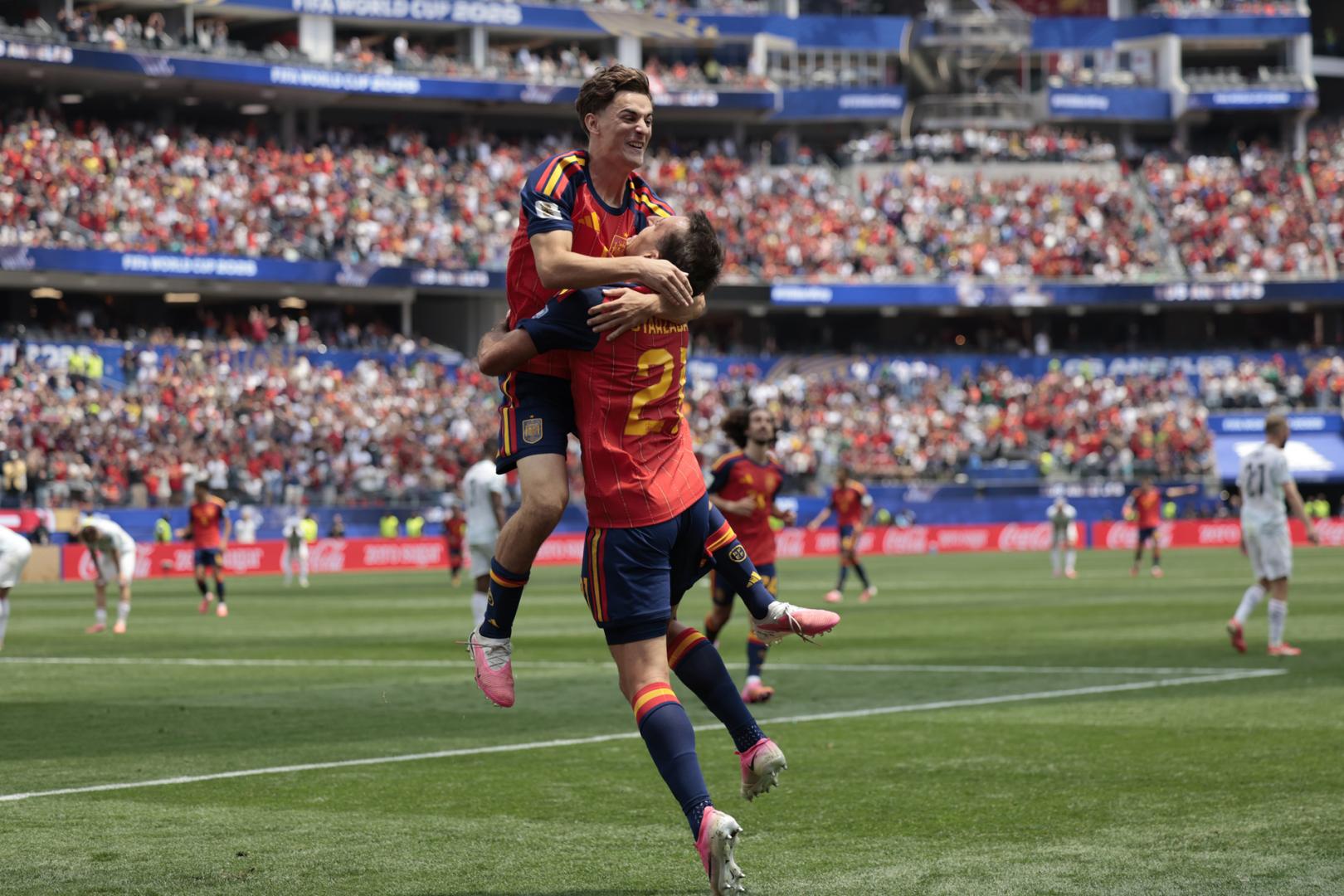 Oyarzabal y Gavi celebran uno de los goles del guipuzcoano