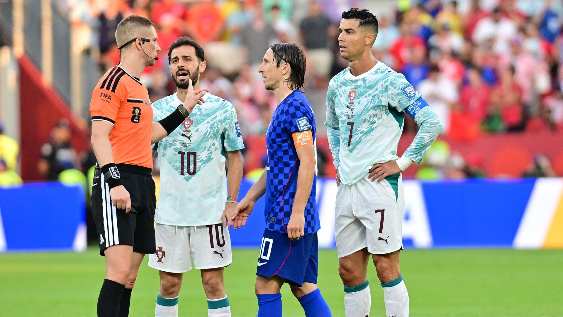 Cristiano Ronaldo y Luka Modric hablan con el árbitro en el partido que ha enfrentado a Portugal y Croacia