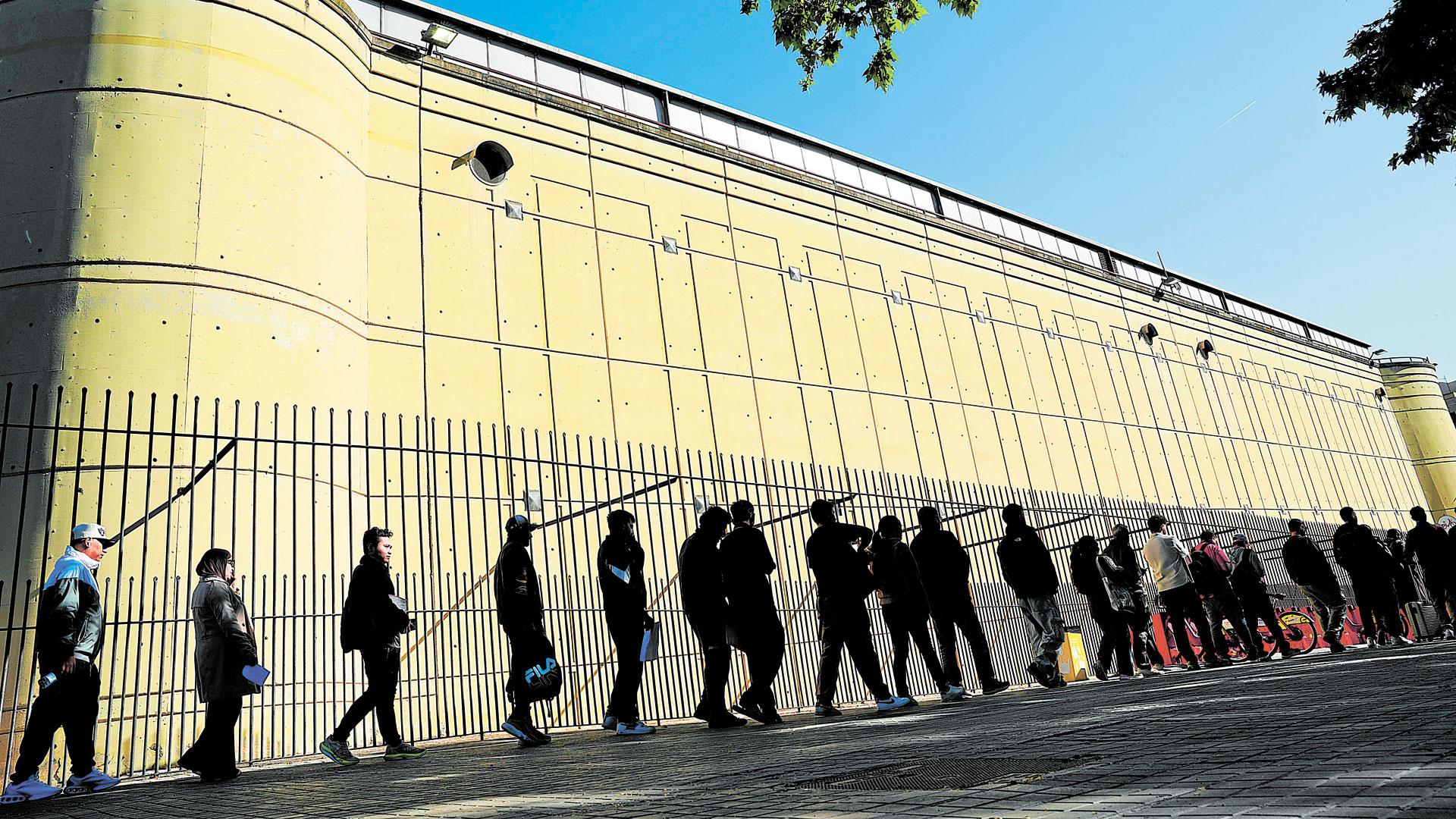 Las colas en los centros para la regularización se han repetido durante días