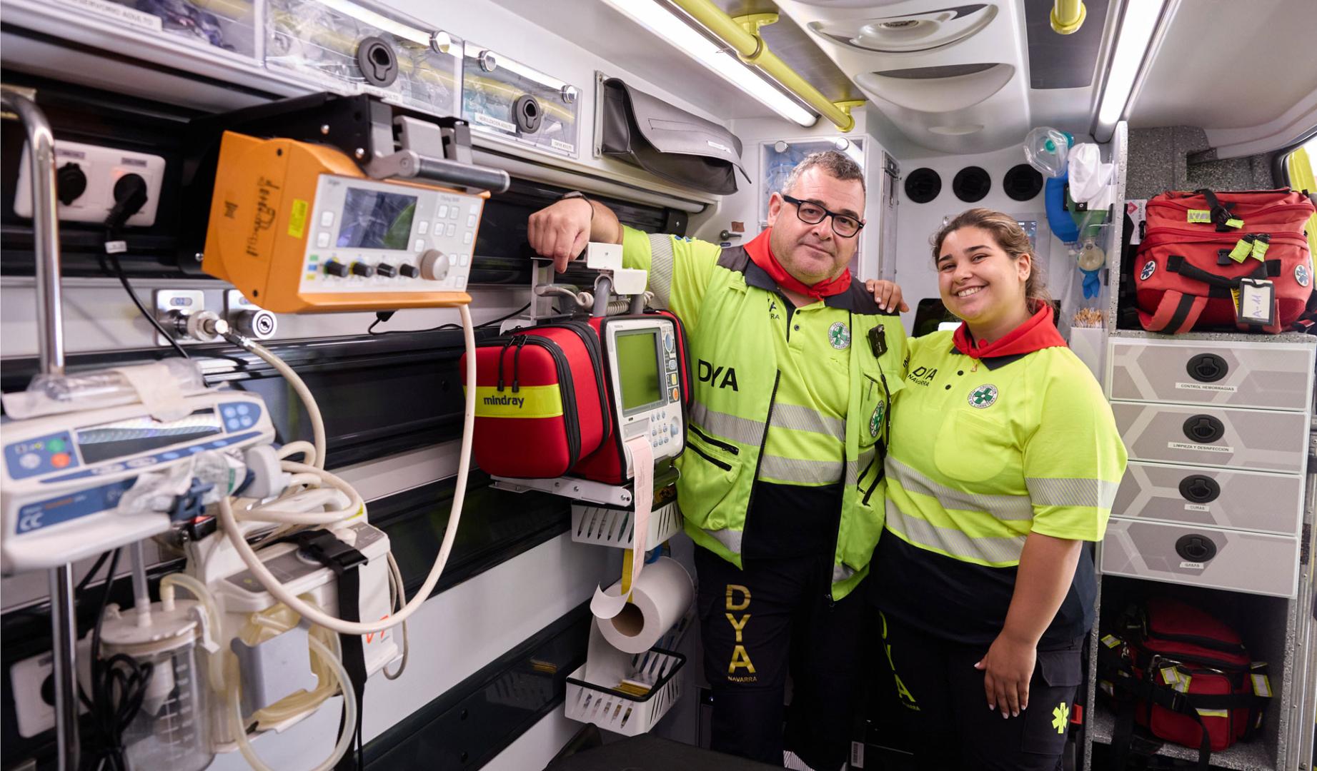 Peio Jiménez Díaz junto a su hija Leyre, en el interior de una ambulancia de DYA Navarra.
