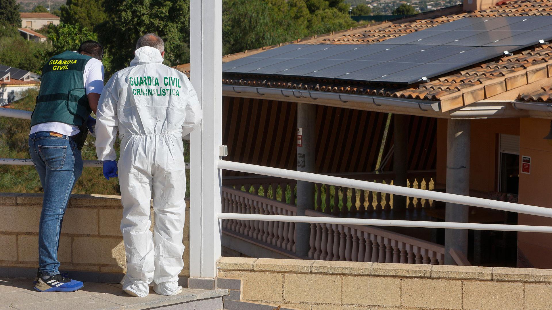 Una pareja de la Guardia Civil trabaja en el chalet donde investiga la muerte de una mujer y una de sus hijas a manos, presuntamente, del padre, que ha sido hospitalizado con heridas de arma blanca junto a otra de sus hijas, en El Fenollar (Alicante)