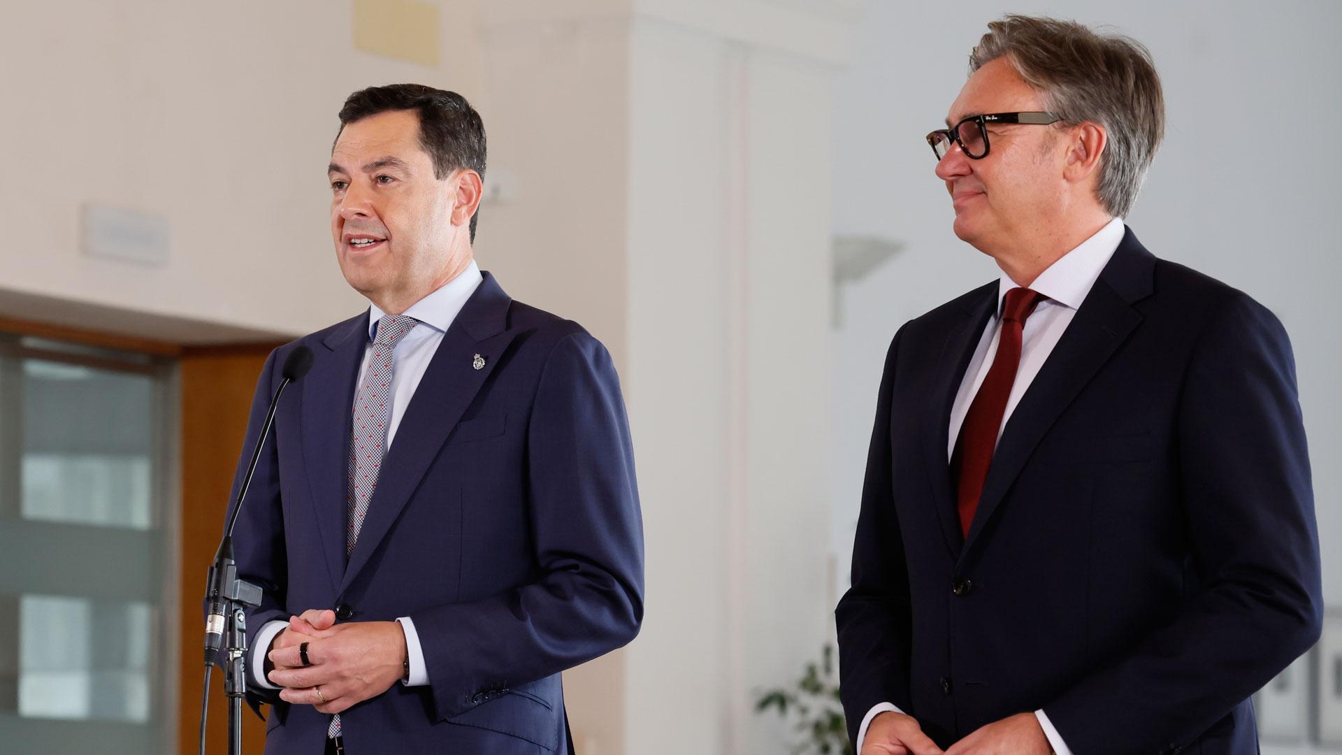 El líder de los populares andaluces, Juanma Moreno, y el líder de Vox en la comunidad, Manuel Gavira, durante la firma del "acuerdo de gobierno y estabilidad"