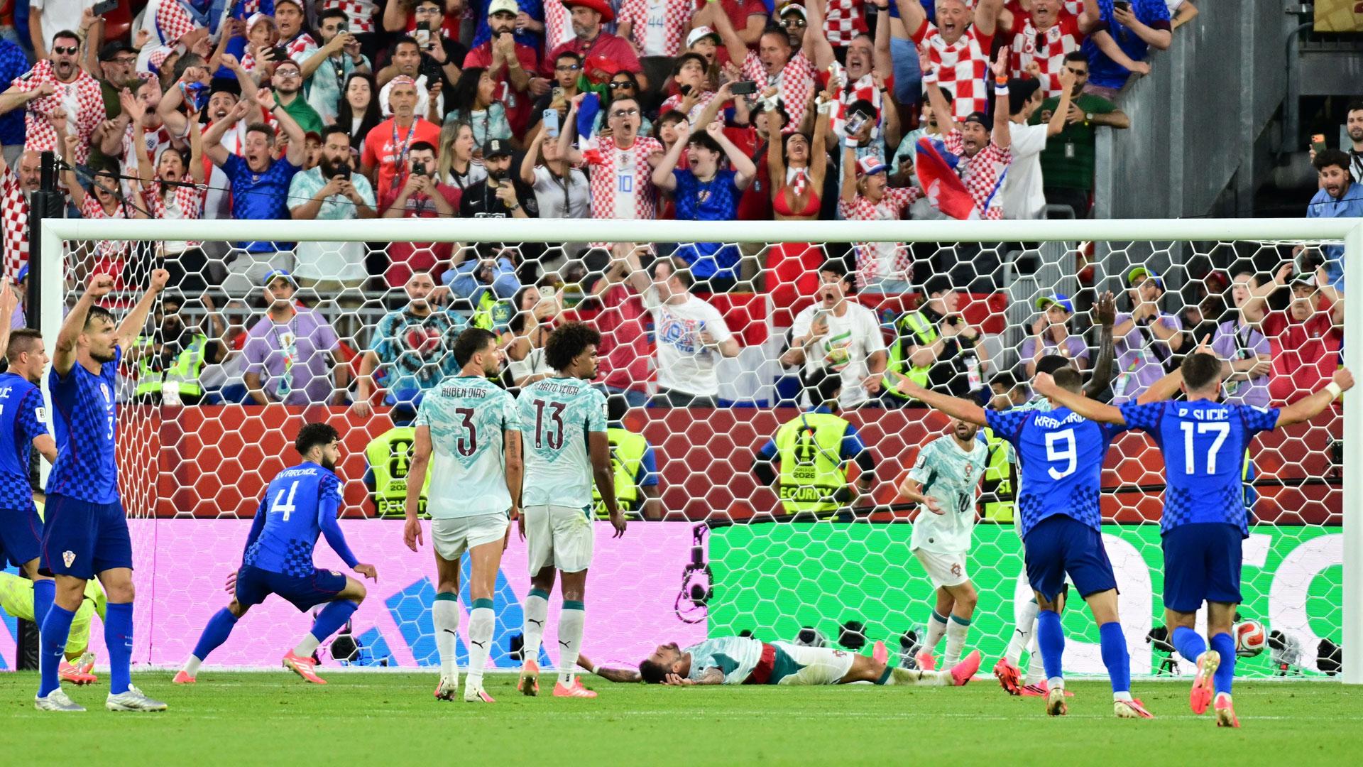 El croata Josko Gvardiol (segundo por la izquierda), celebra el gol del empate ante Portugal, que posteriormente fue anulado por el VAR por fuera de juego