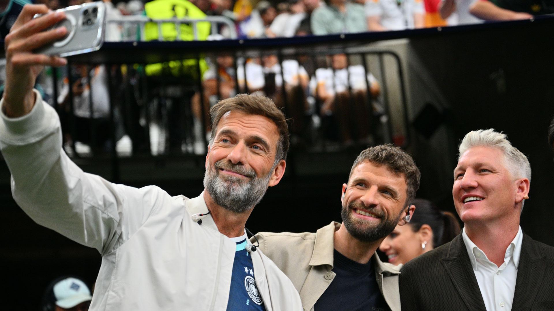El seleccionador alemán, Jürgen Klopp, se fotografía con Thomas Müller y Bastian Schweinsteige durante el Mundial de Fútbol 2026
