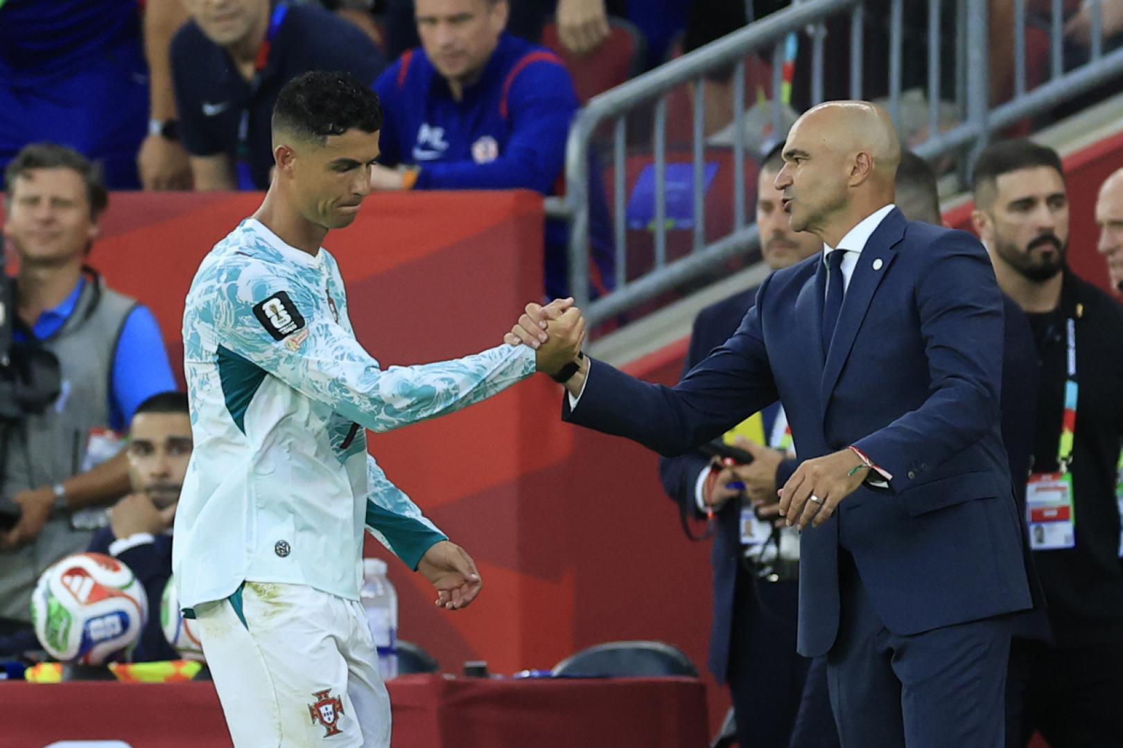 Saludo entre Cristiano Ronaldo y Roberto Martínez al ser sustituido en el partido de Portugal ante Croacia