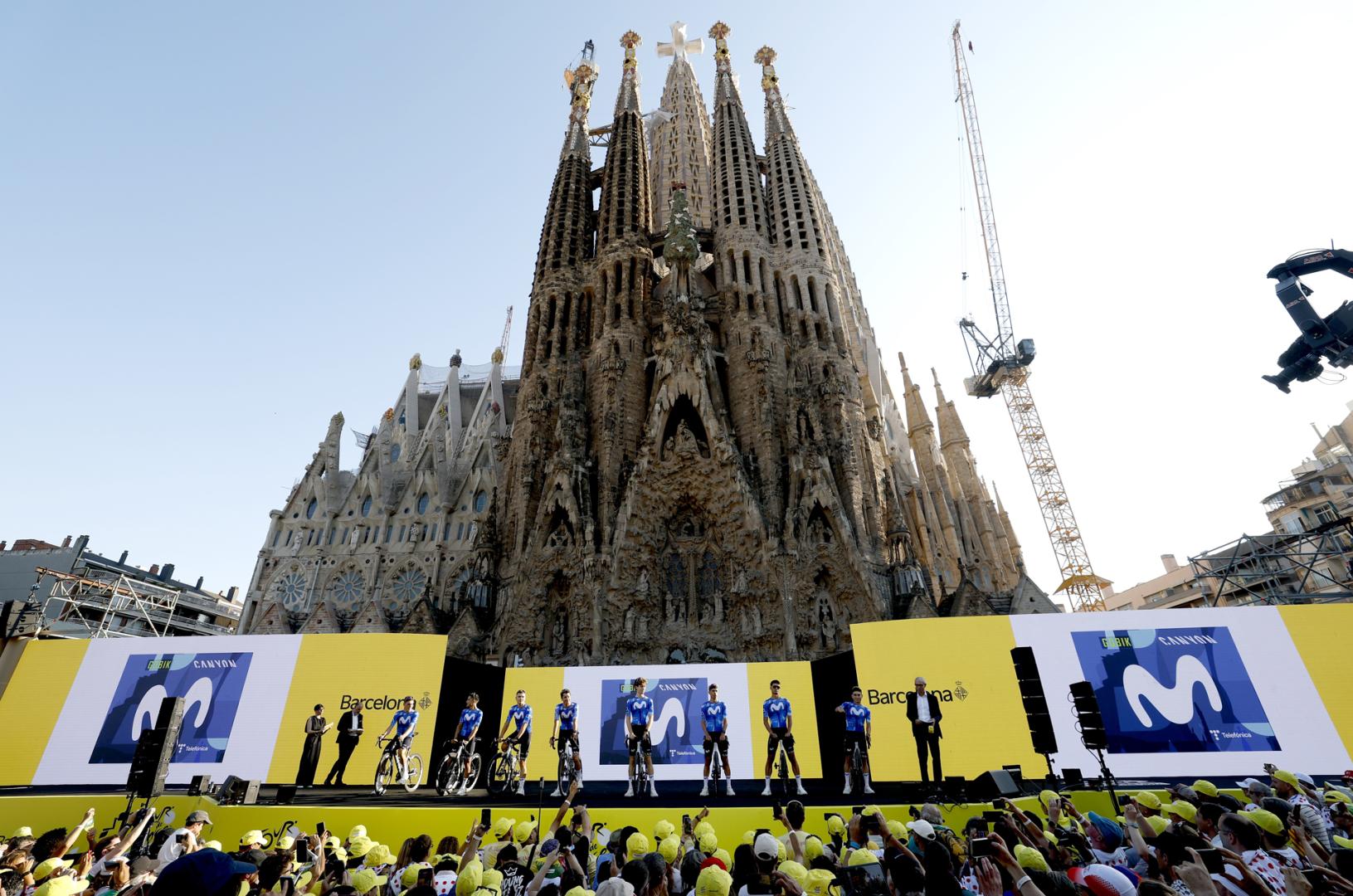Los ciclistas de Movistar Team, en la presentación de los equipos del Tour 2026 ante la Sagrada Familia