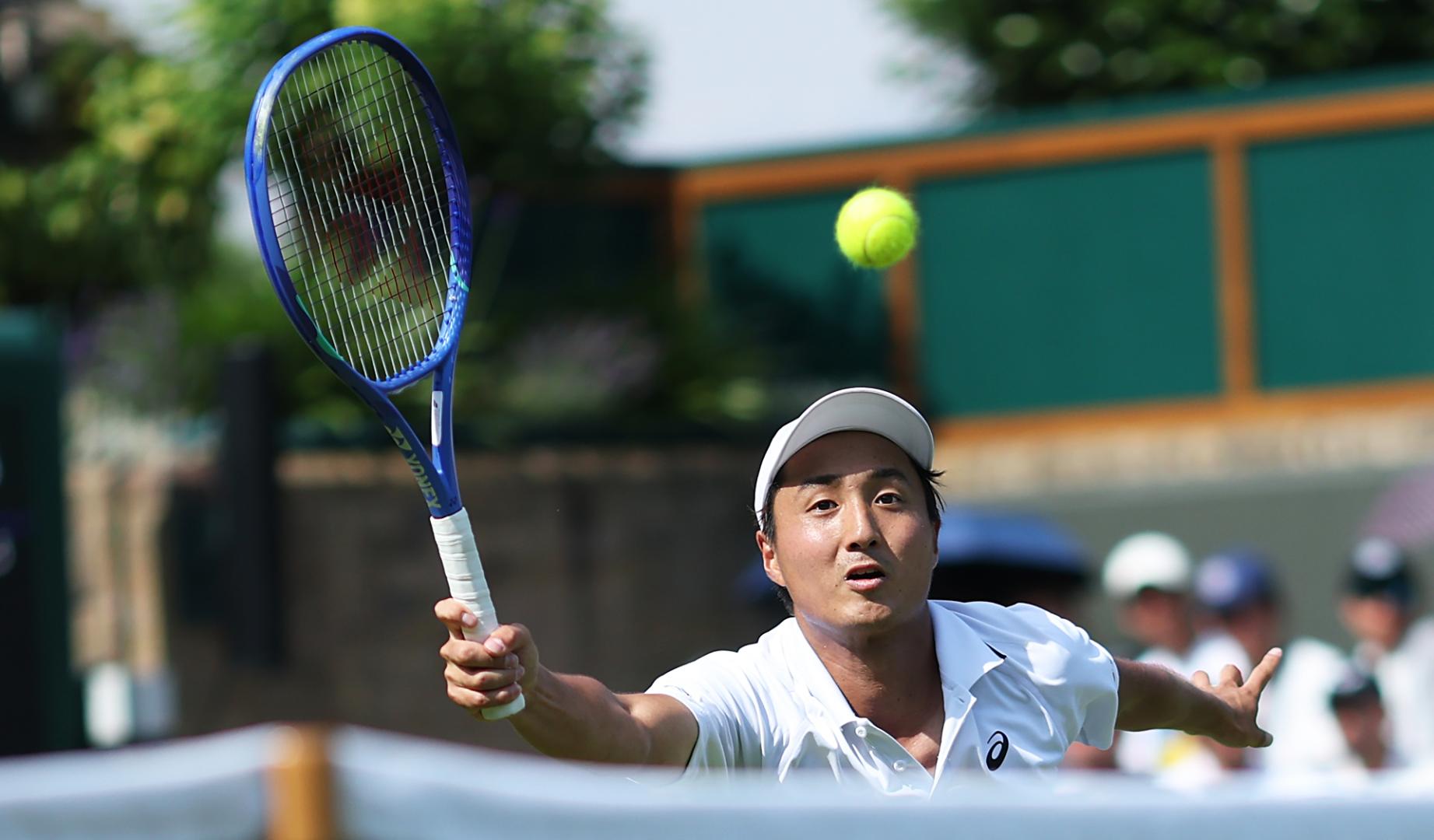 Shintaro Mochizuki devuelve una pelota en la red durante el partido contra Rafael Jódar