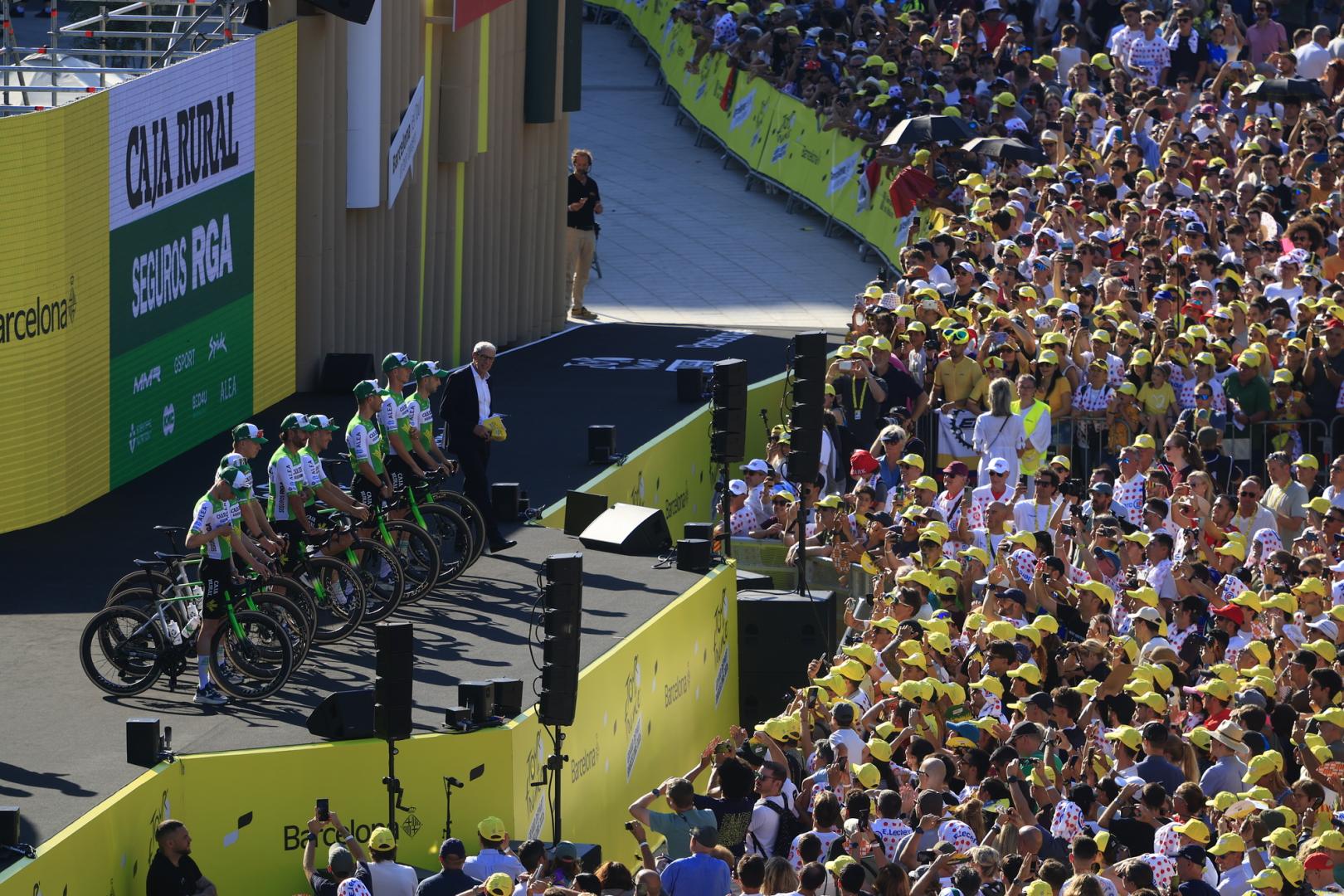 El equipo Caja Rural-RGA en la presentación del Tour 2026 en Barcelona.